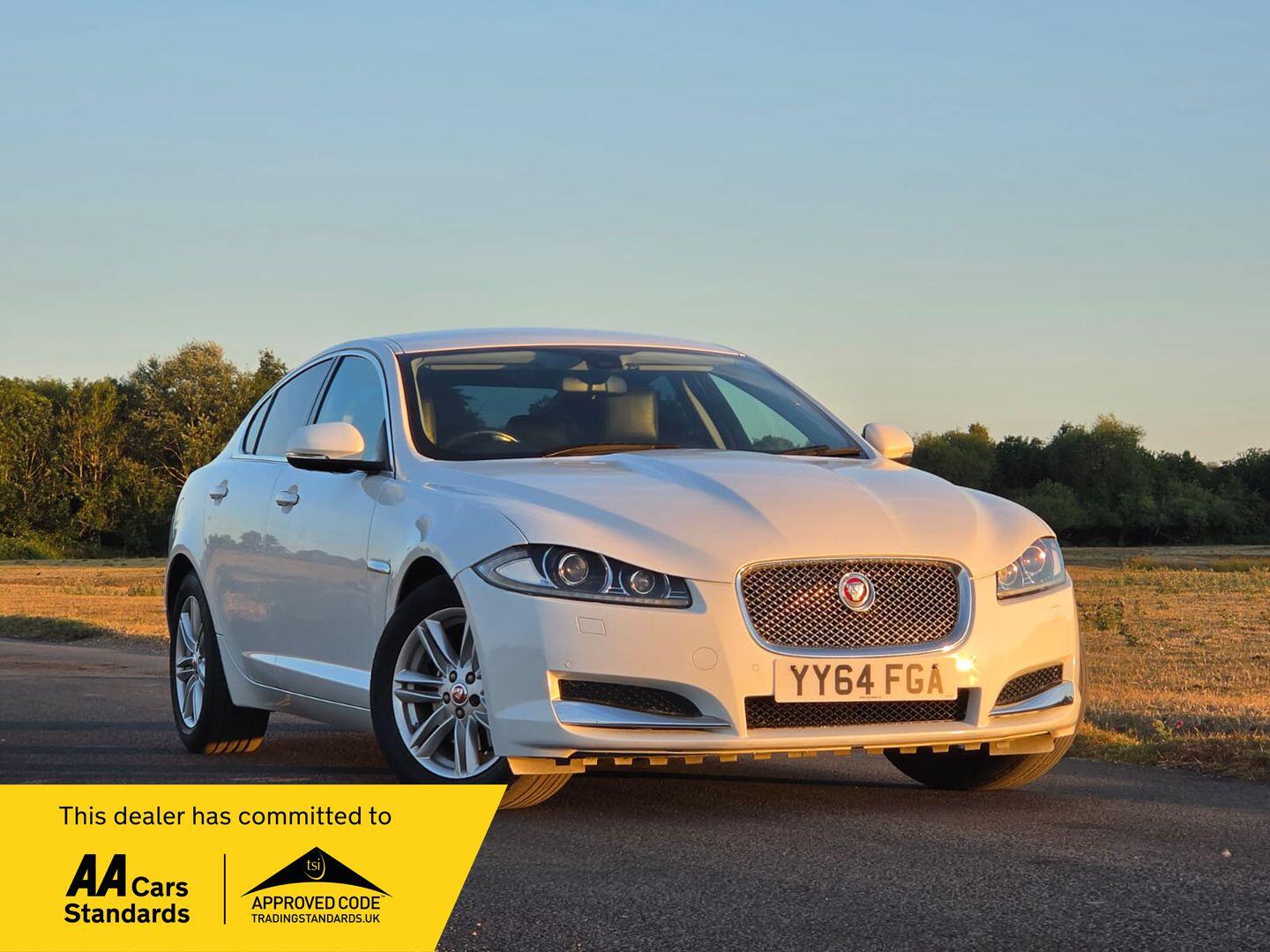 White 2014 Jaguar XF Saloon Rear-wheel drive Automatic