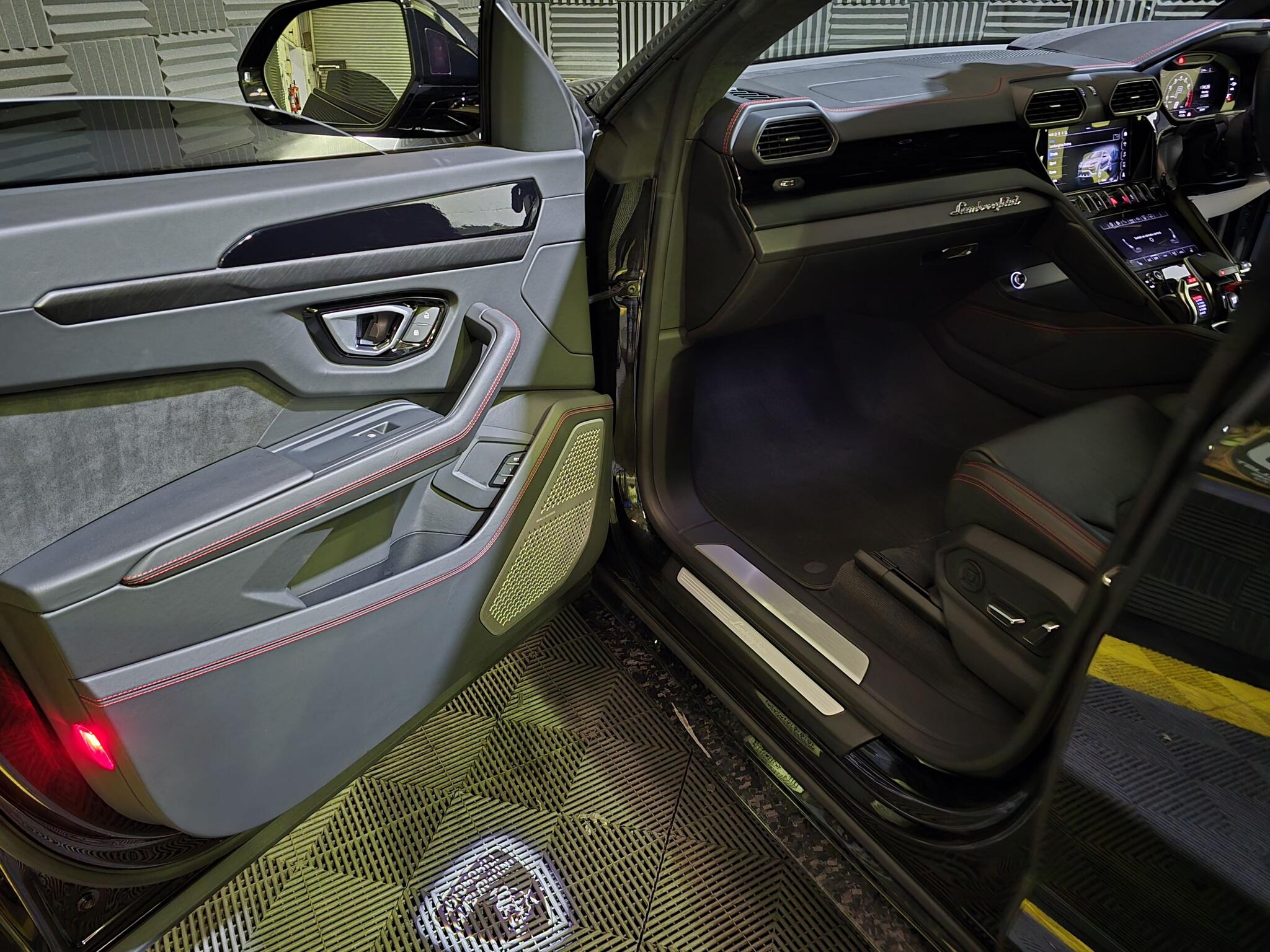Lamborghini Urus view 17