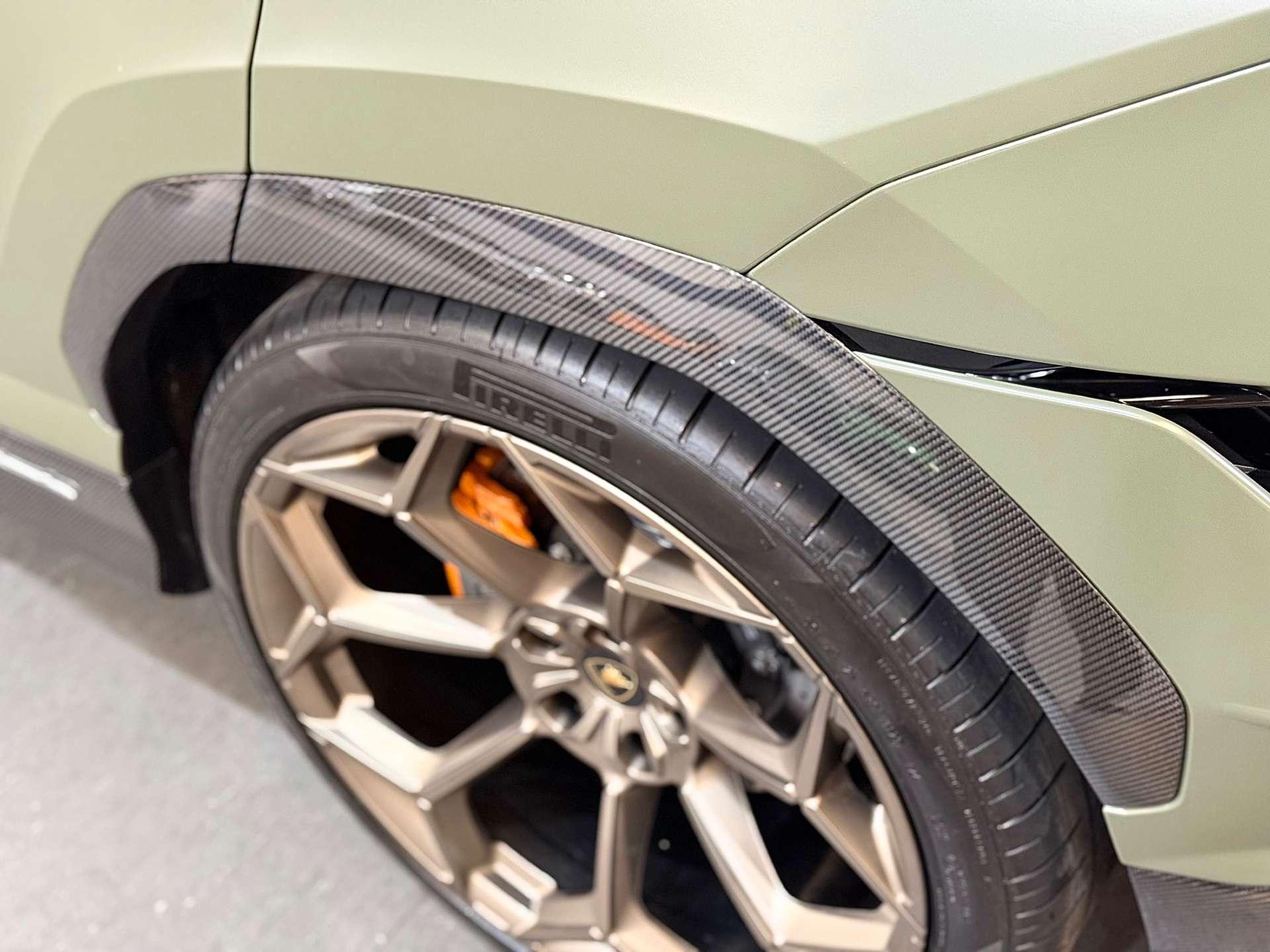 Lamborghini Urus view 101