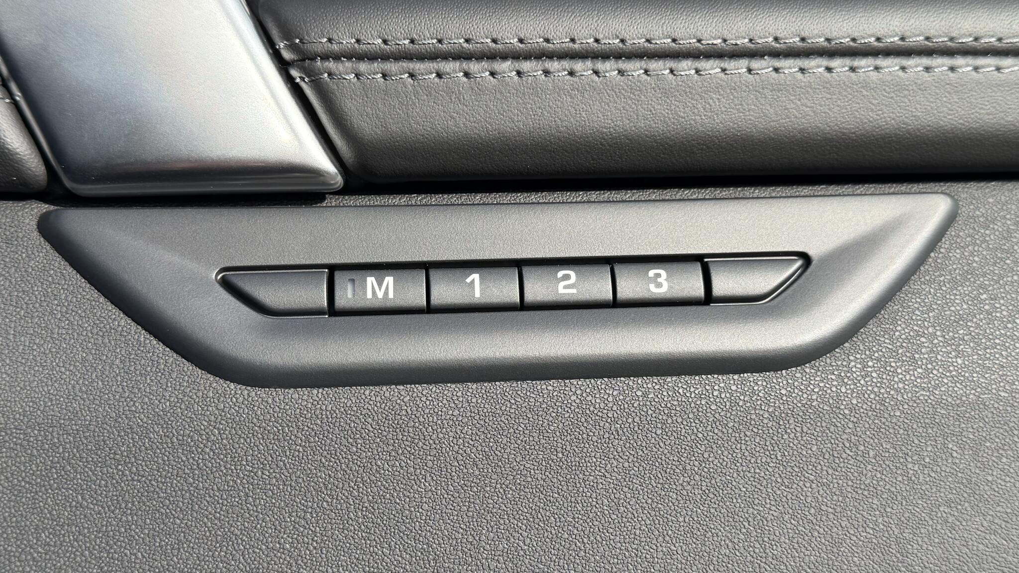 Land Rover Discovery Sport view 34