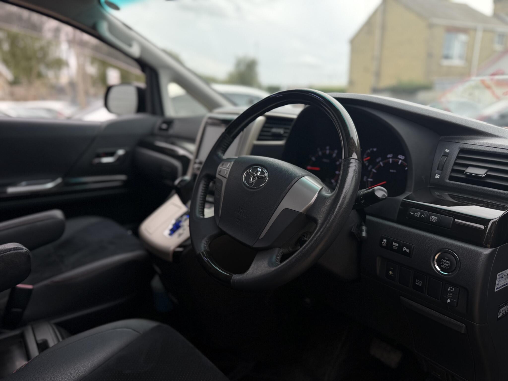 Toyota Vellfire view 3