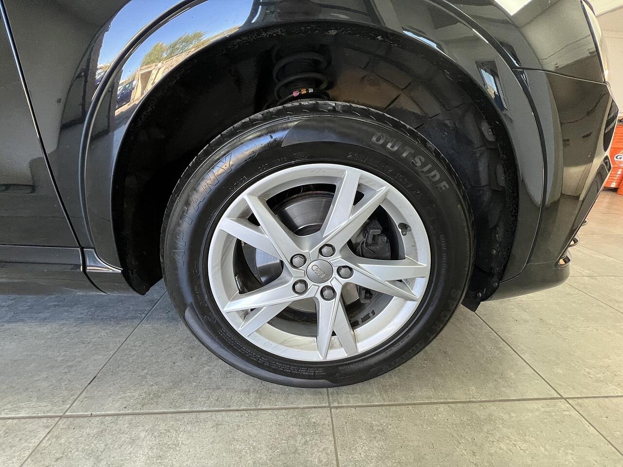 Audi Q3 view 20