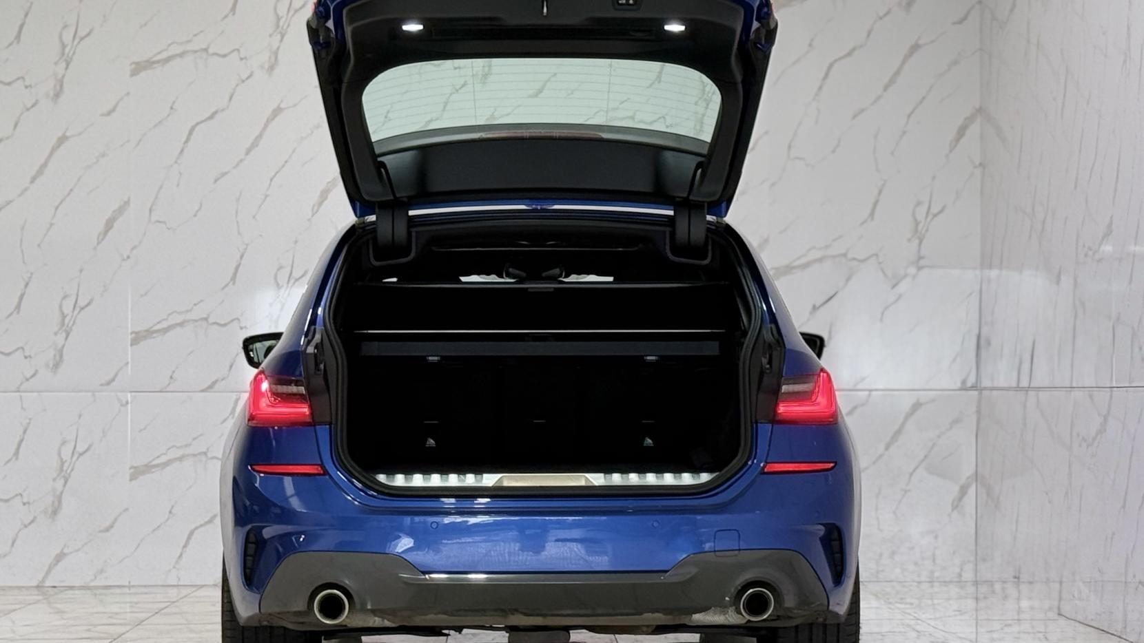 BMW 3 Series view 44
