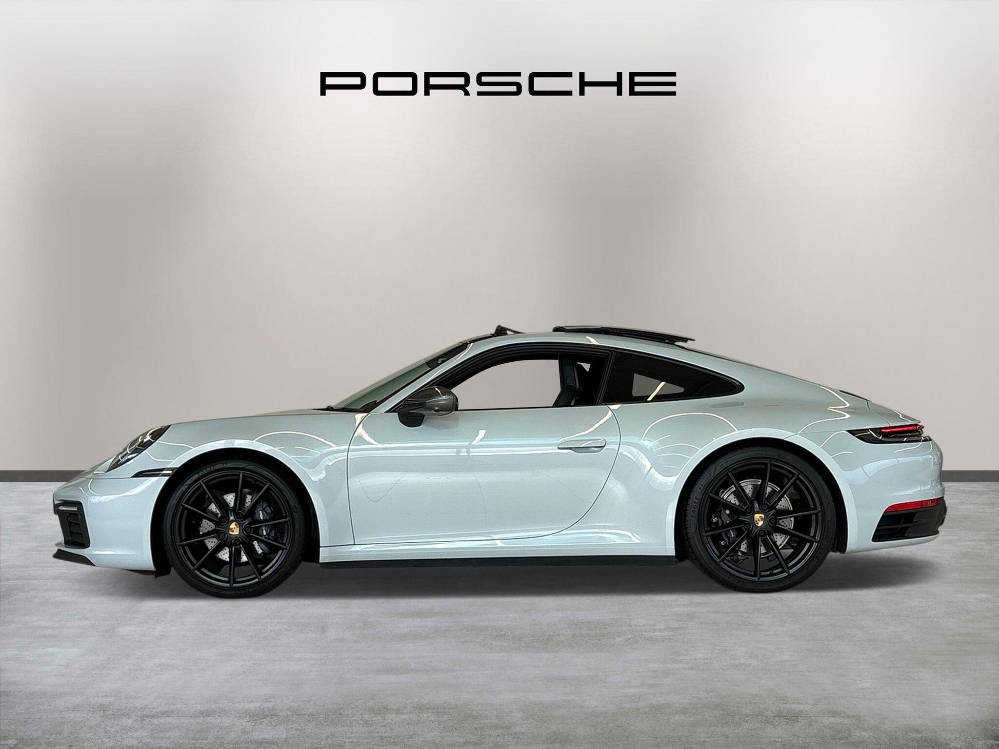 Porsche 911 view 4