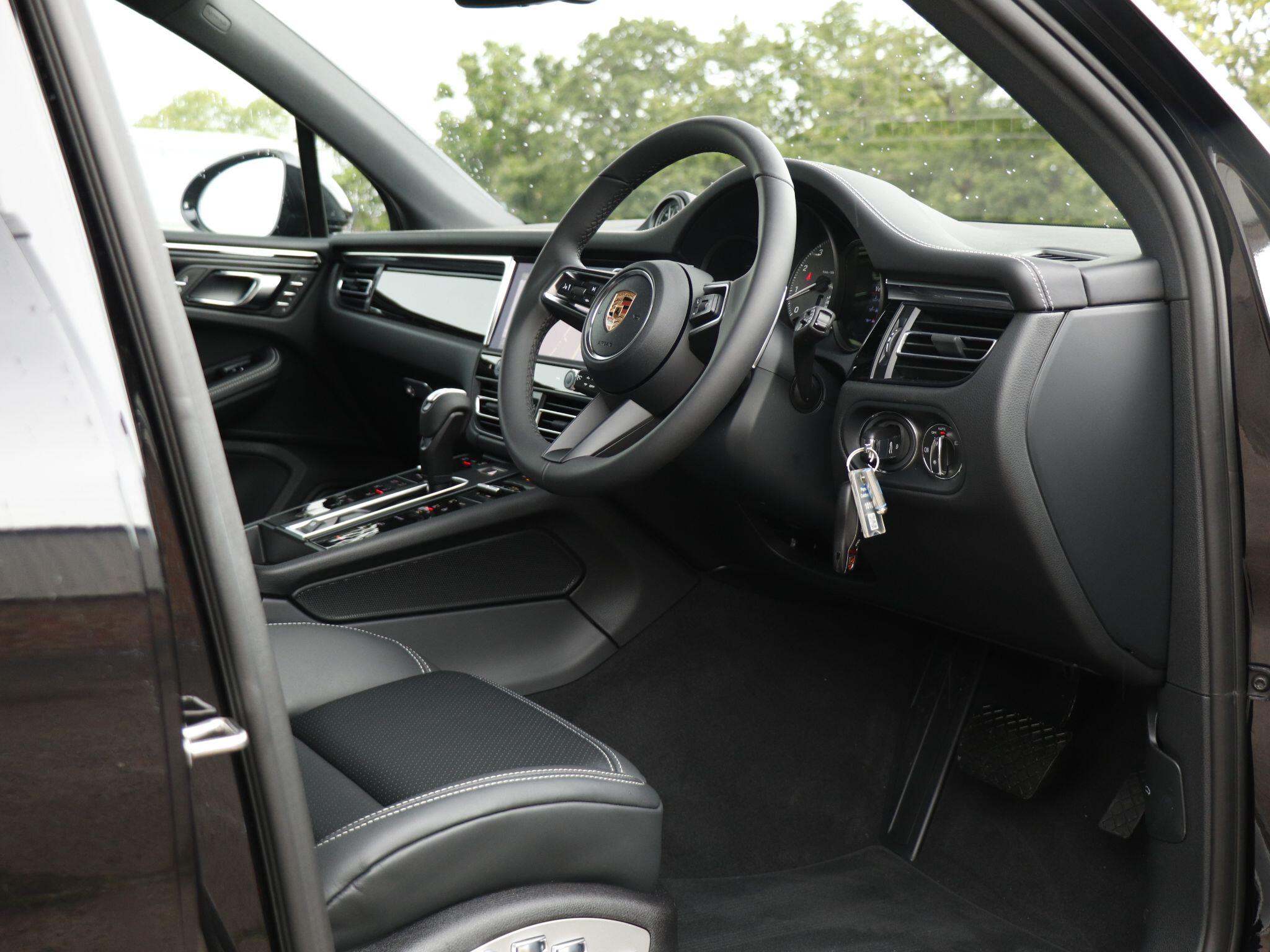 Porsche Macan view 11