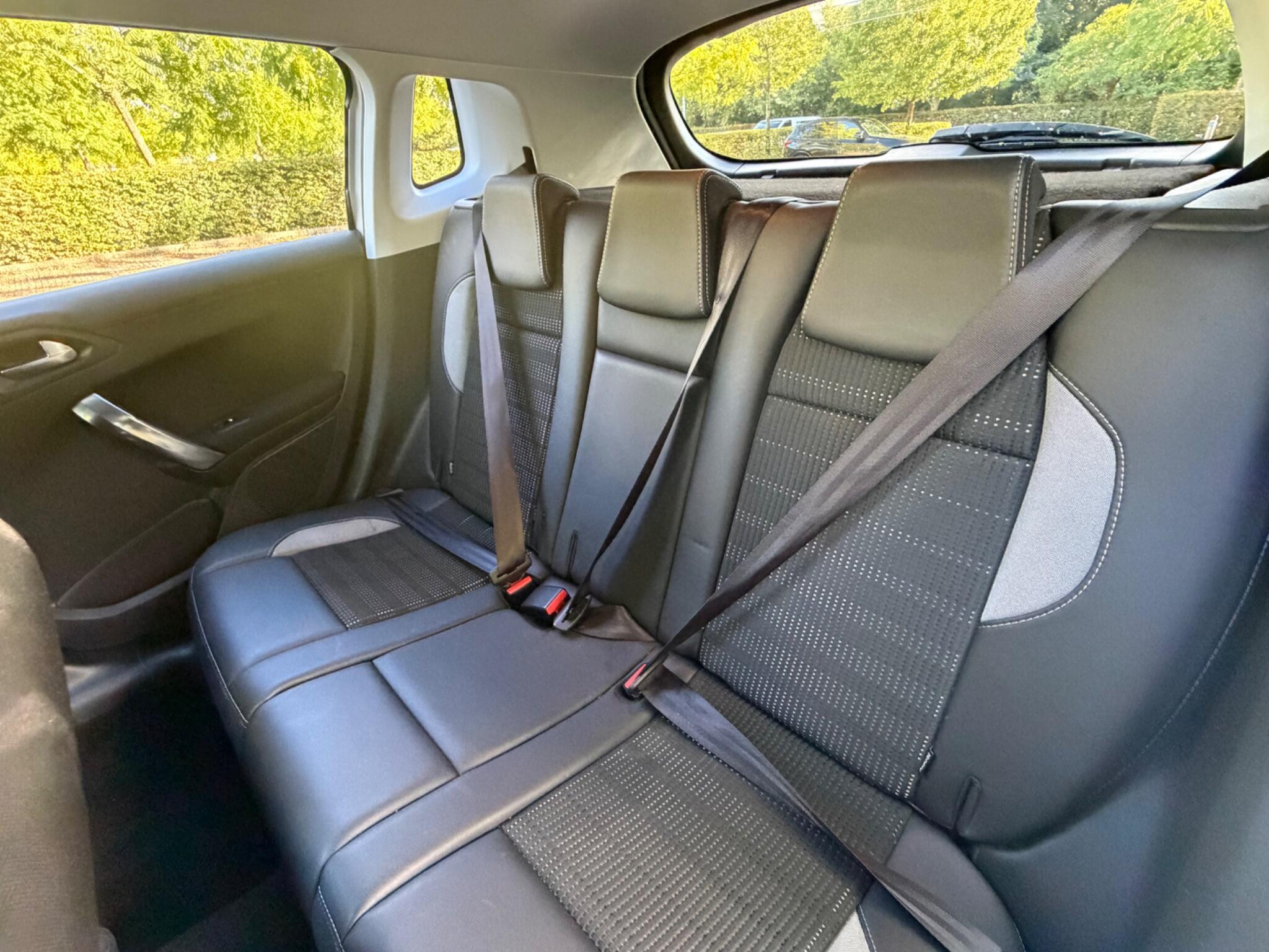 Peugeot 2008 view 45