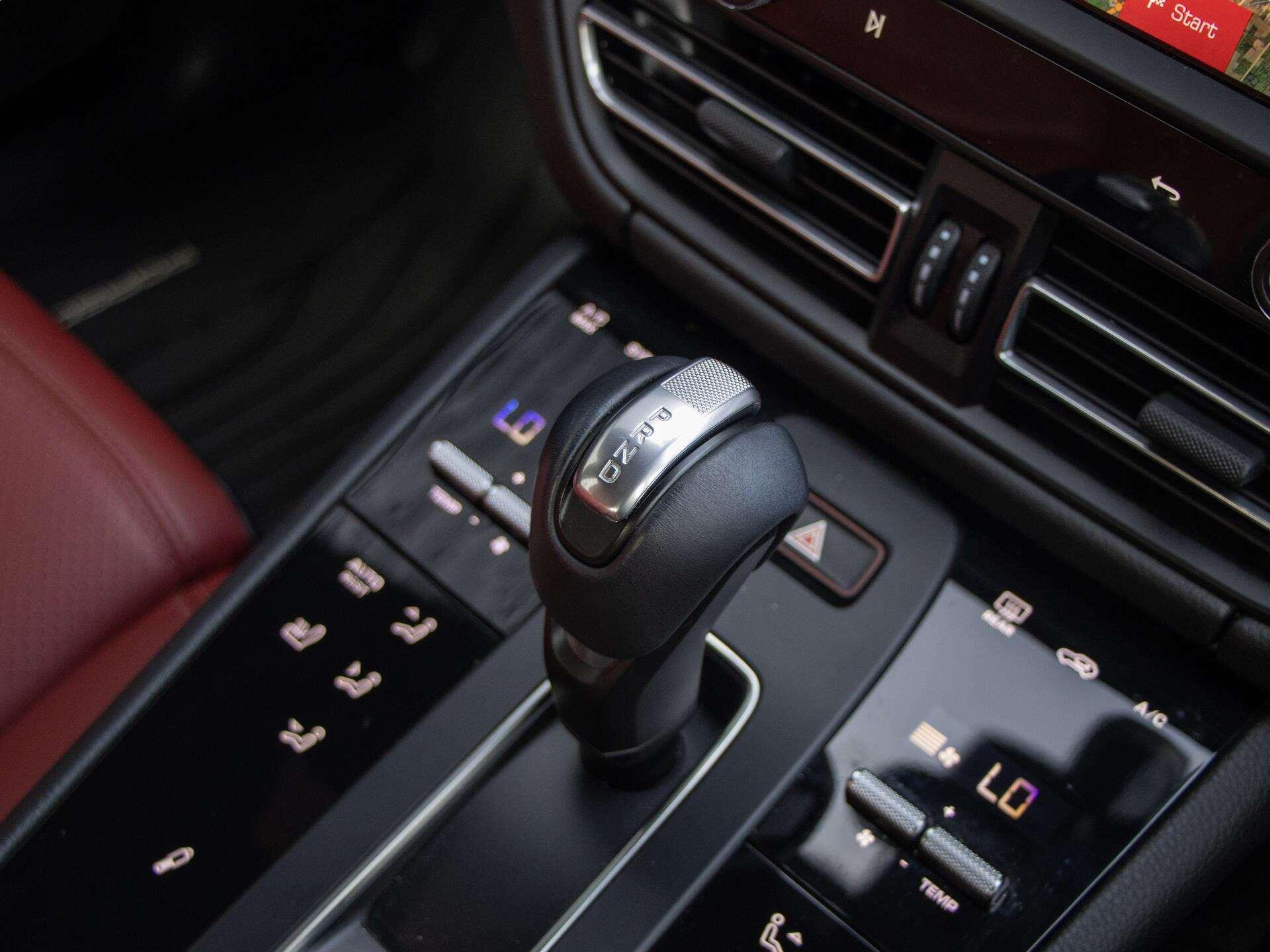 Porsche Macan view 25