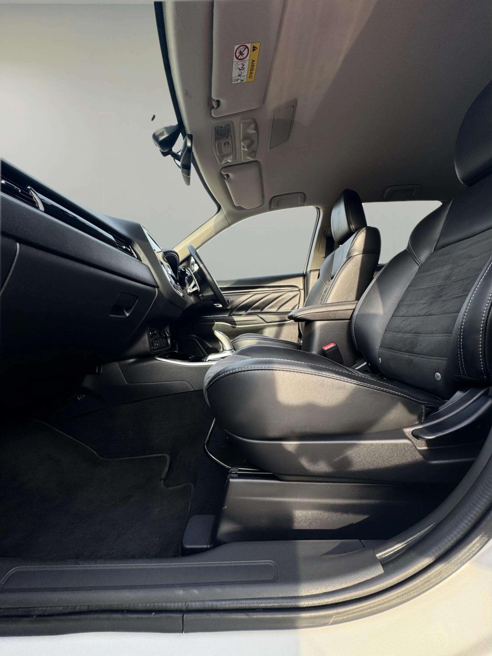 Mitsubishi Outlander view 45