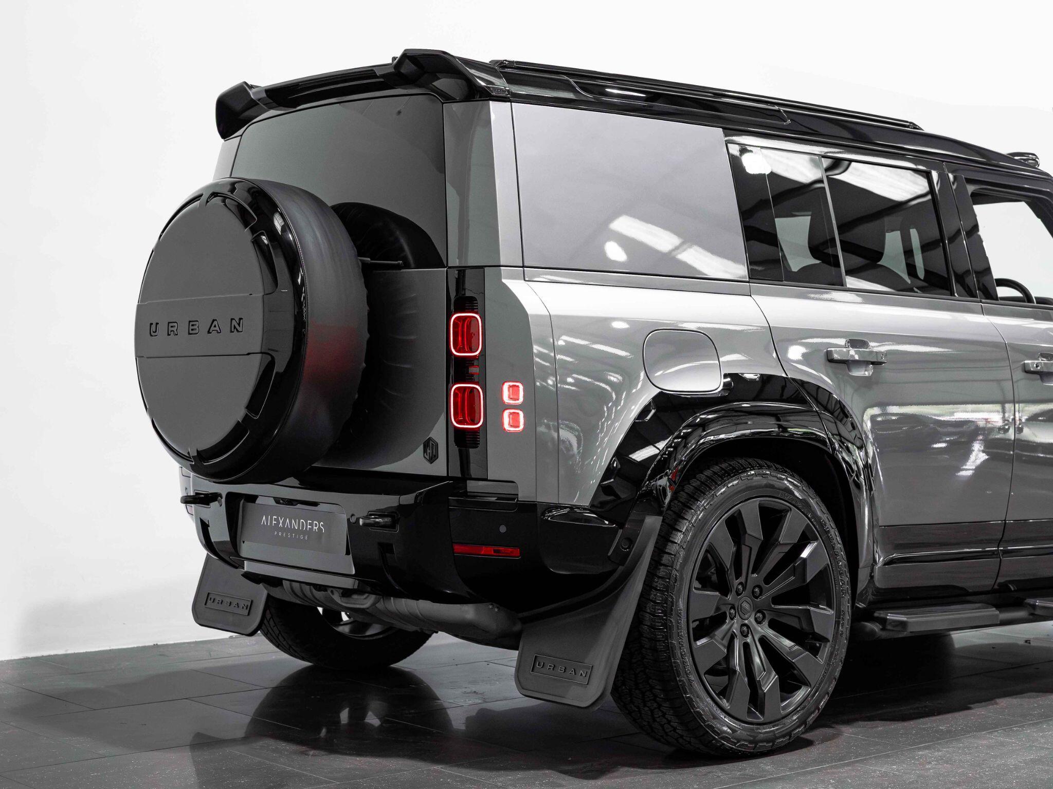 Land Rover Defender 110 view 13
