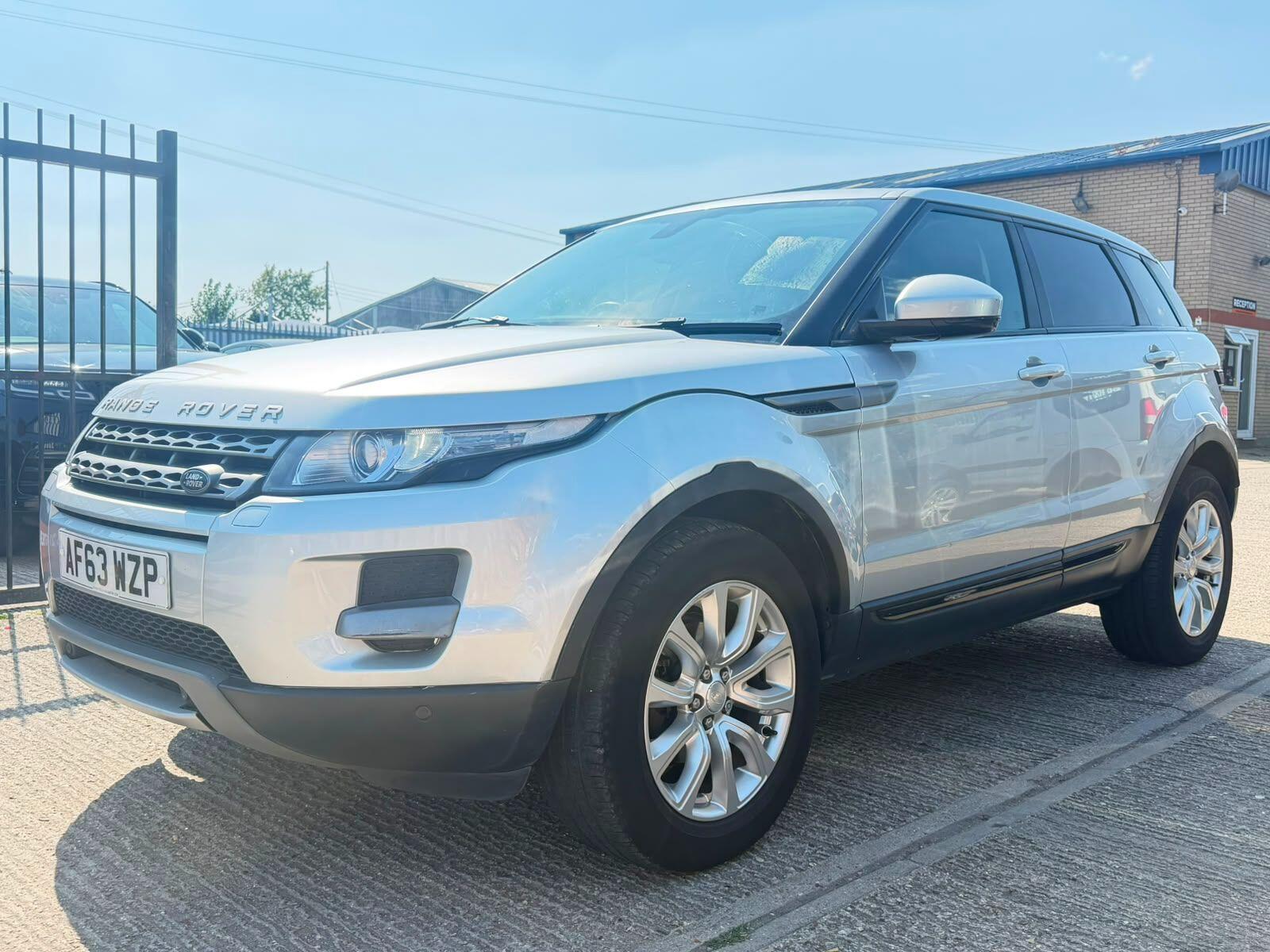 Land Rover Range Rover Evoque view 3