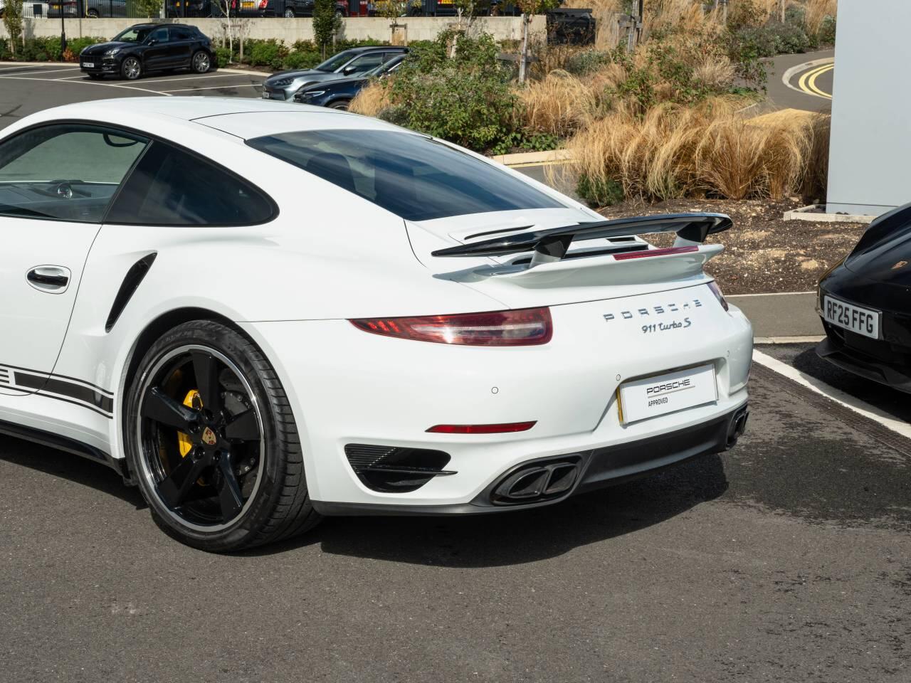 Porsche 911 view 8