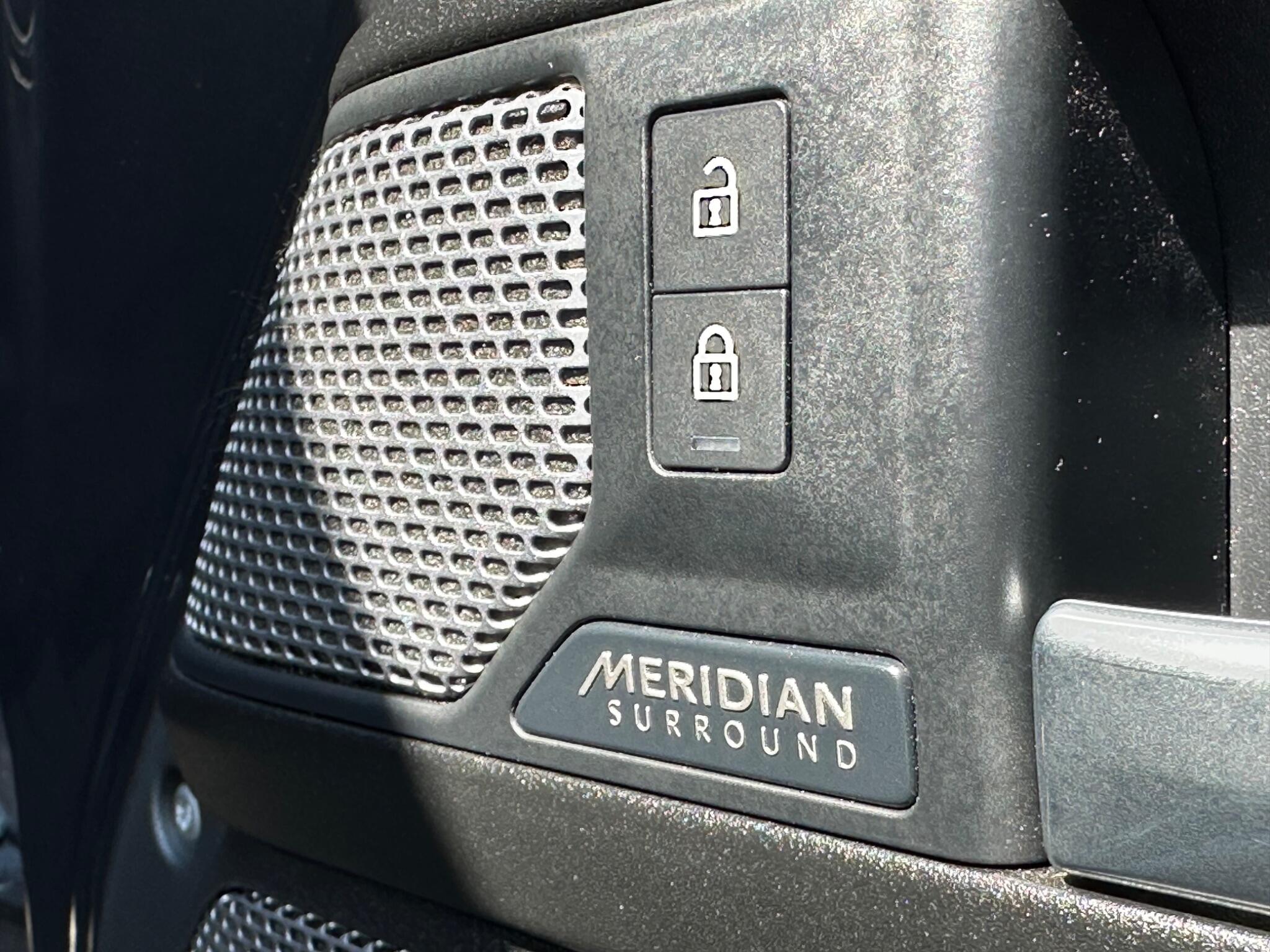 Land Rover Defender 110 view 16