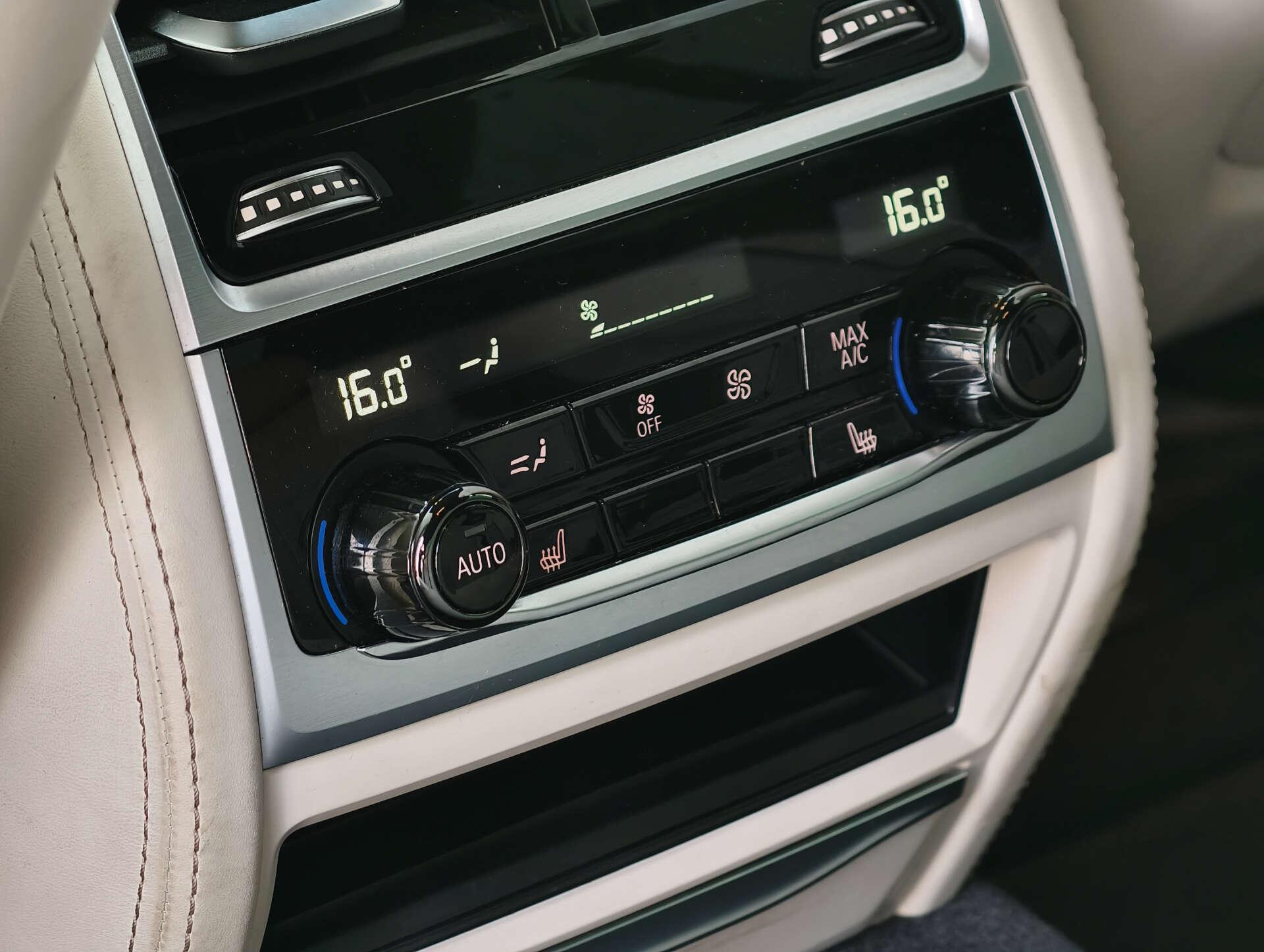 BMW 7 Series view 21