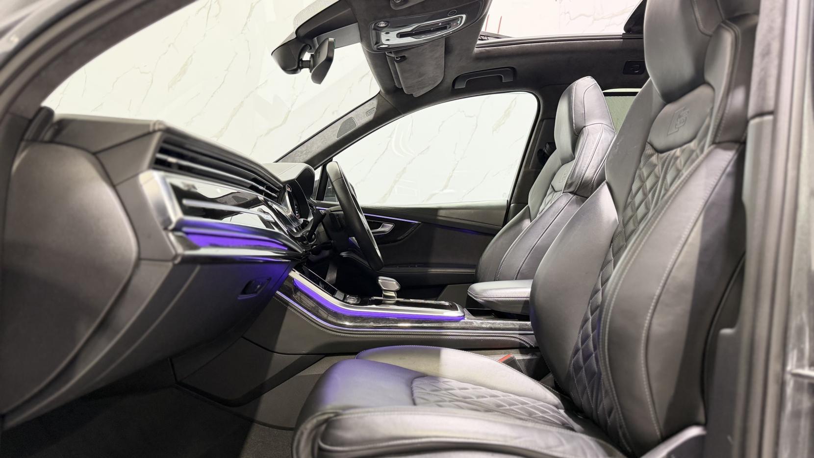 Audi Q7 view 3