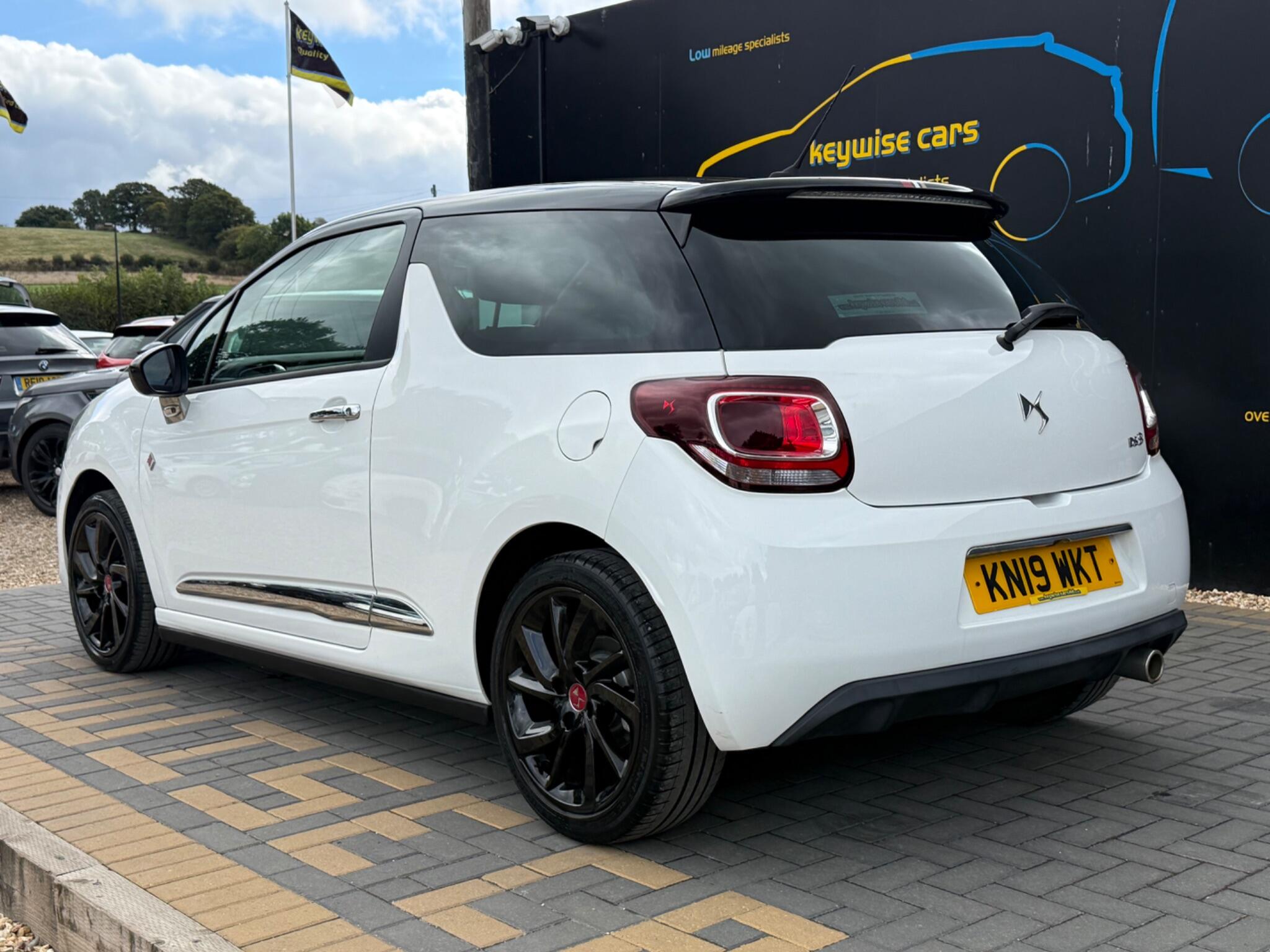 DS Automobiles DS 3 view 3