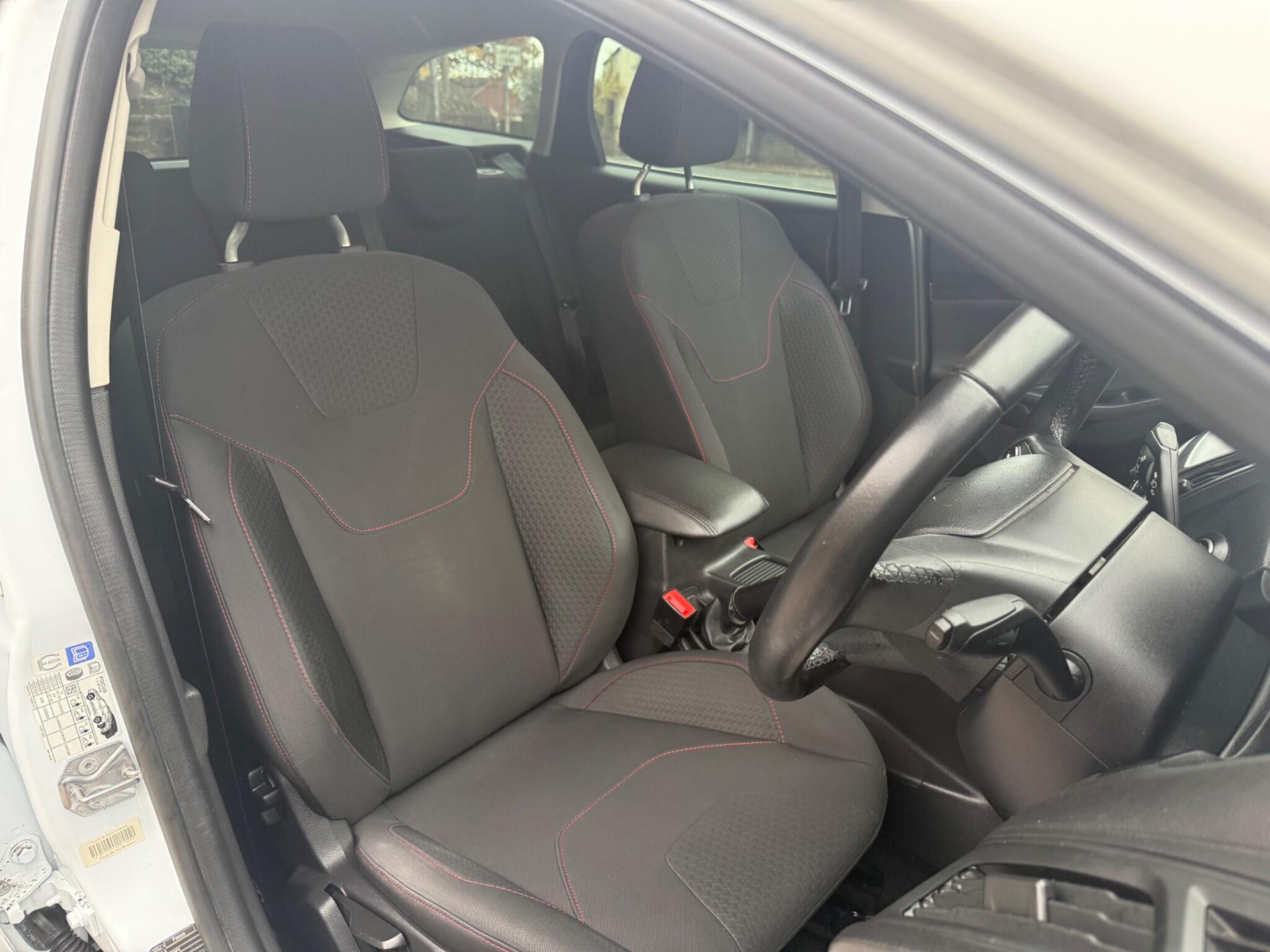 2015 Ford Focus image 12