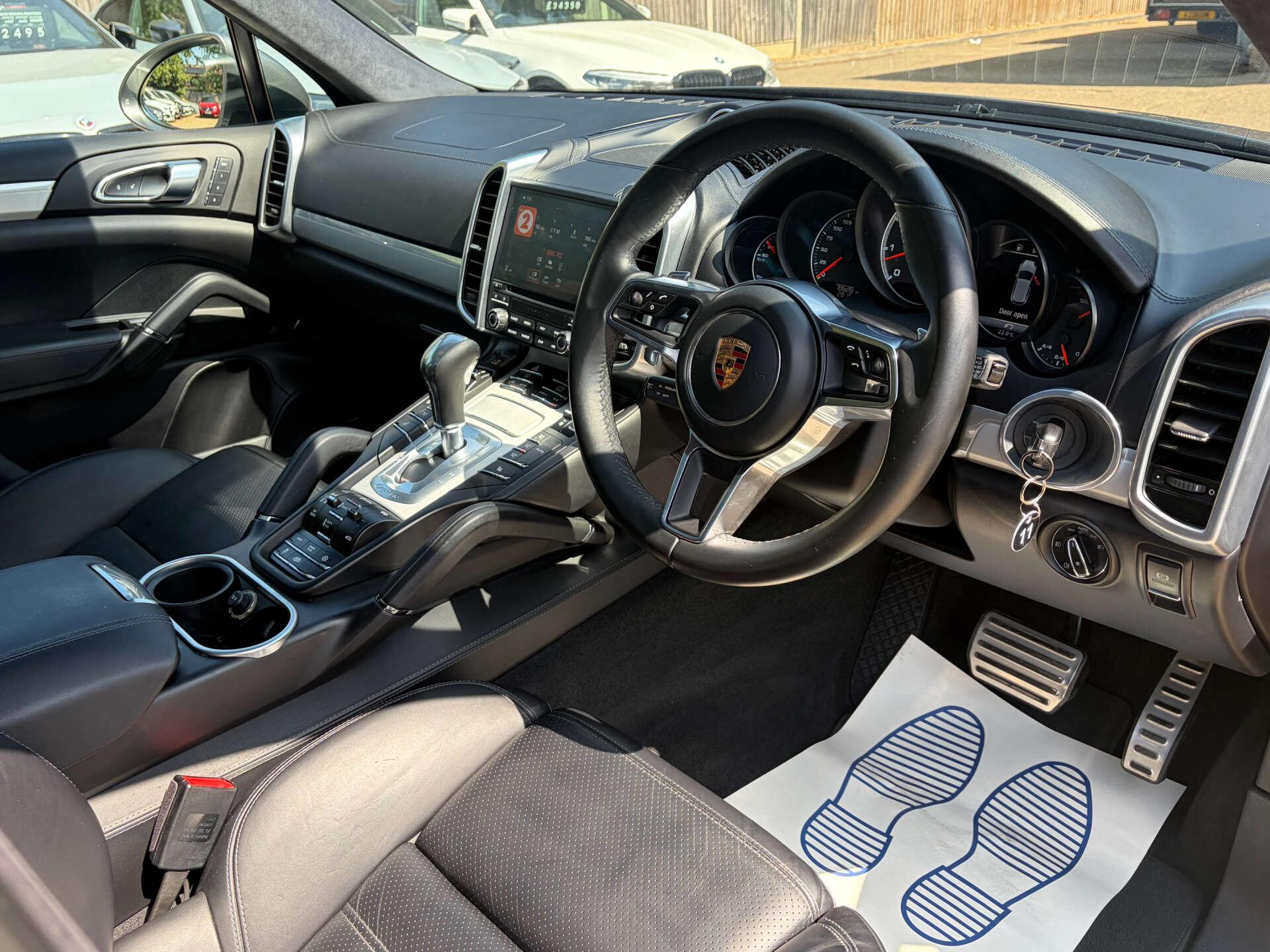 Porsche Cayenne view 19
