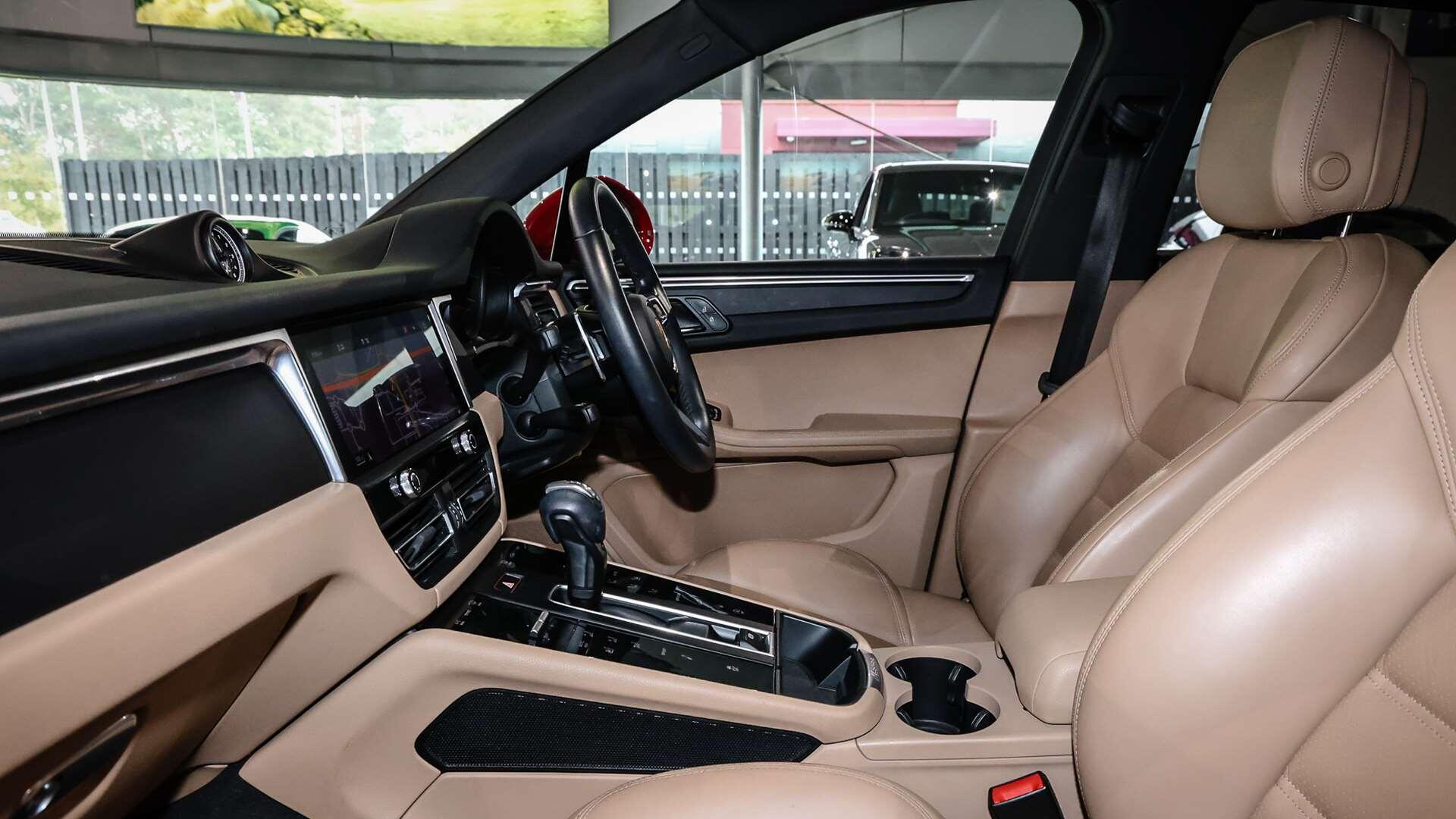 Porsche Macan view 11