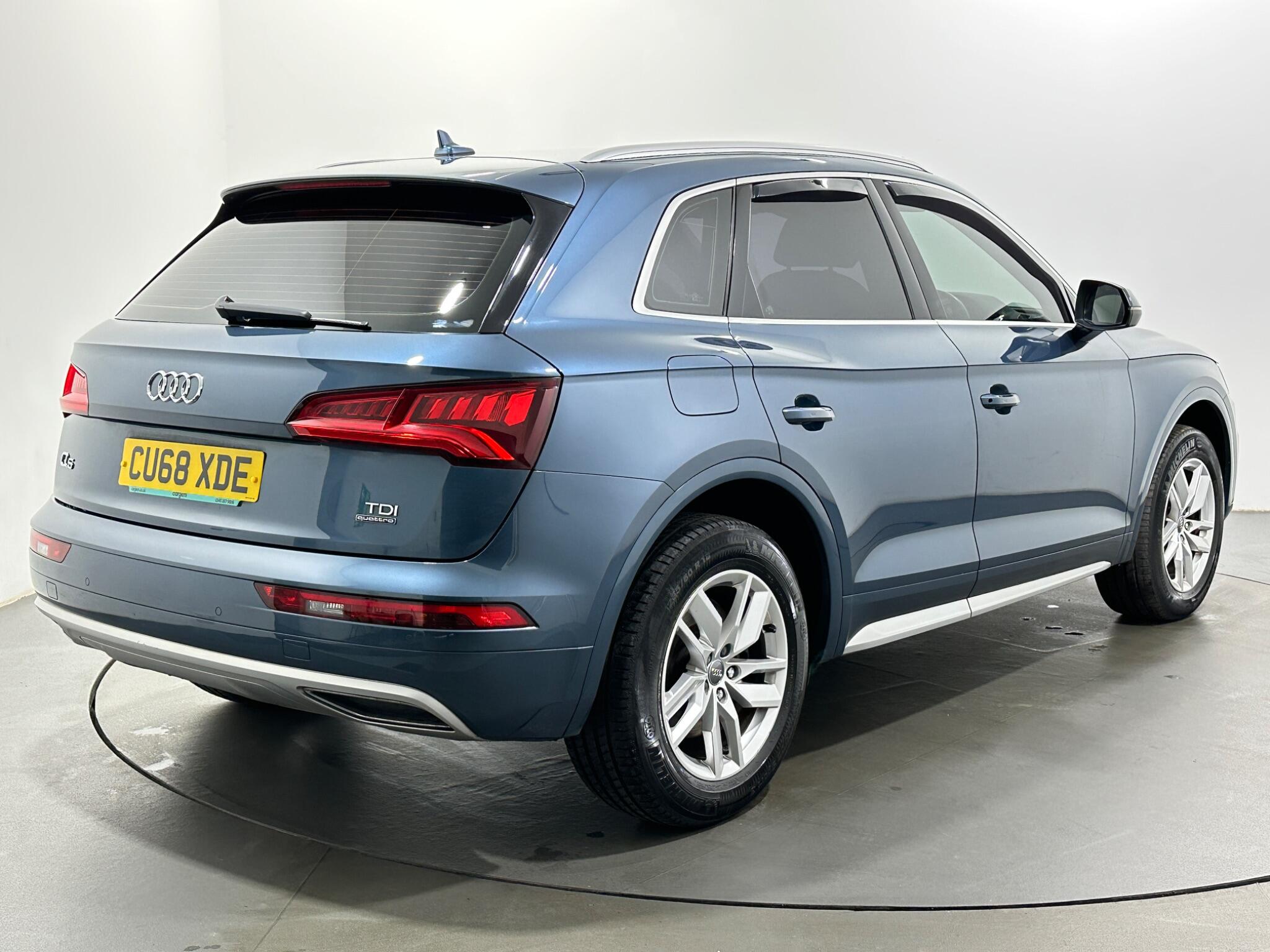 Audi Q5 view 8