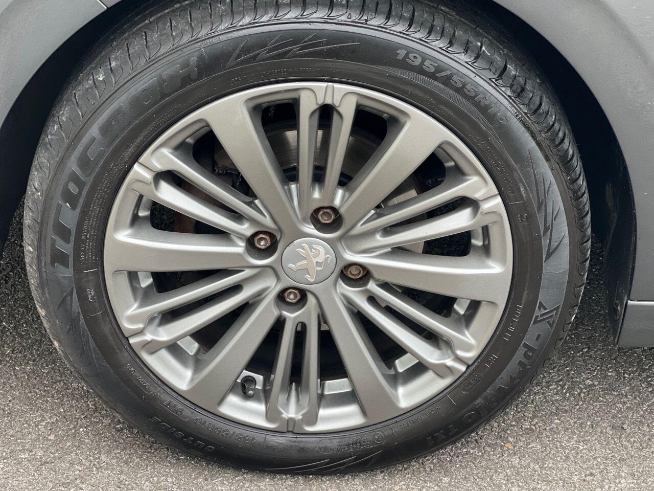 Peugeot 208 view 10