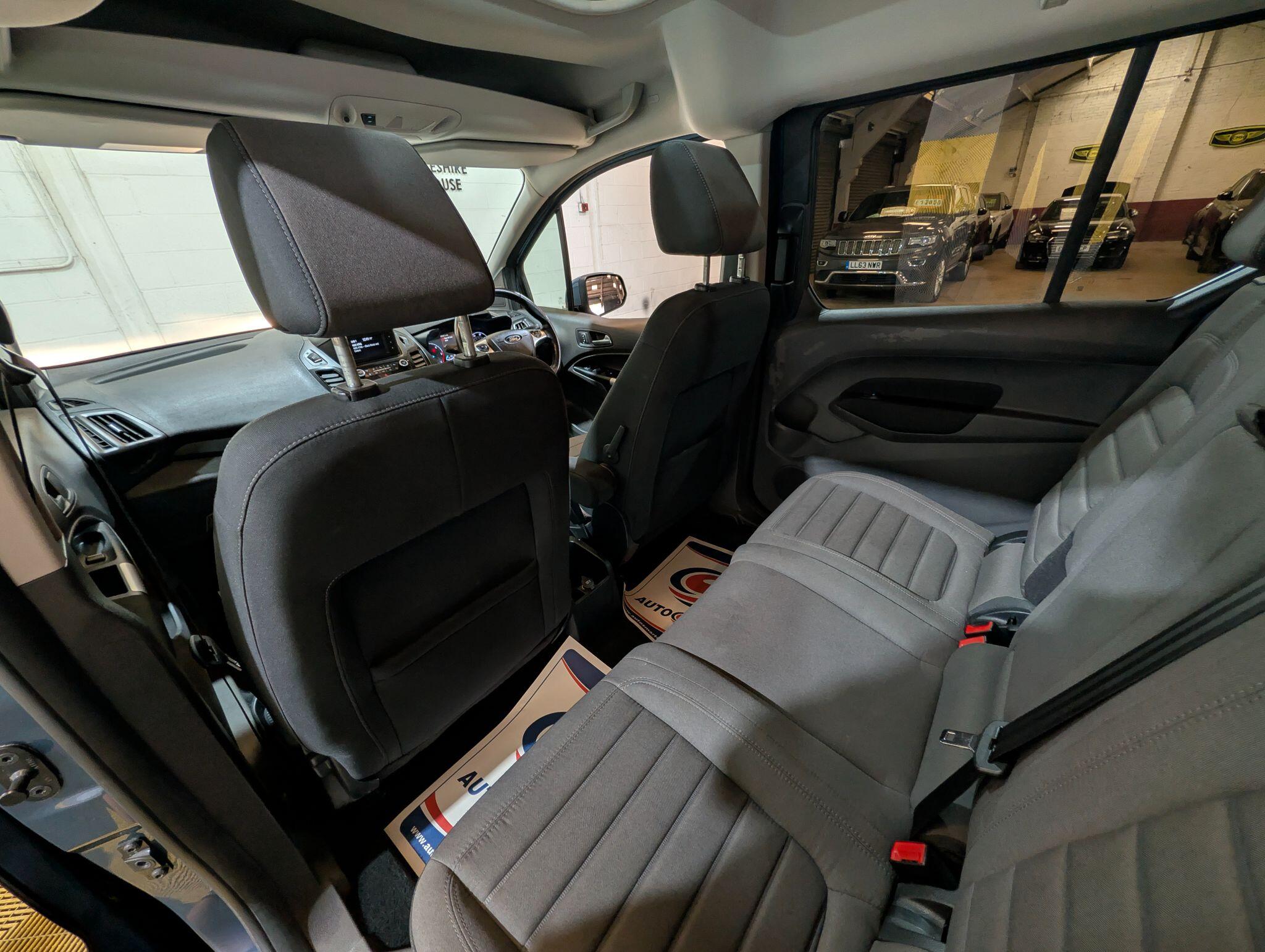 Ford Grand Tourneo Connect view 33