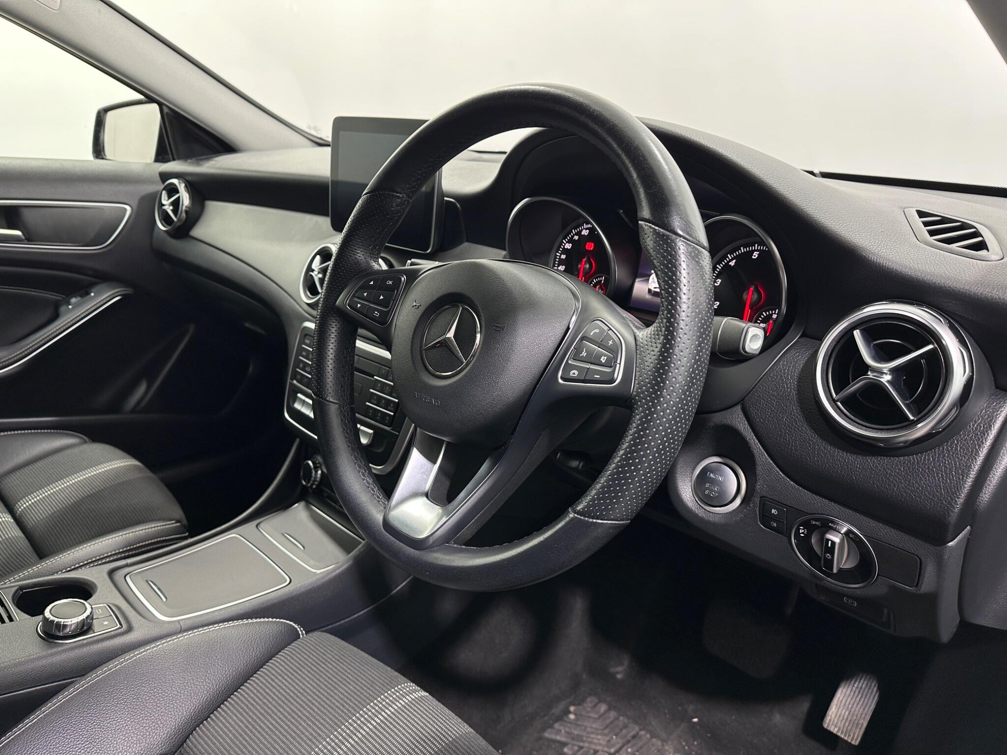 Mercedes-Benz Gla view 11