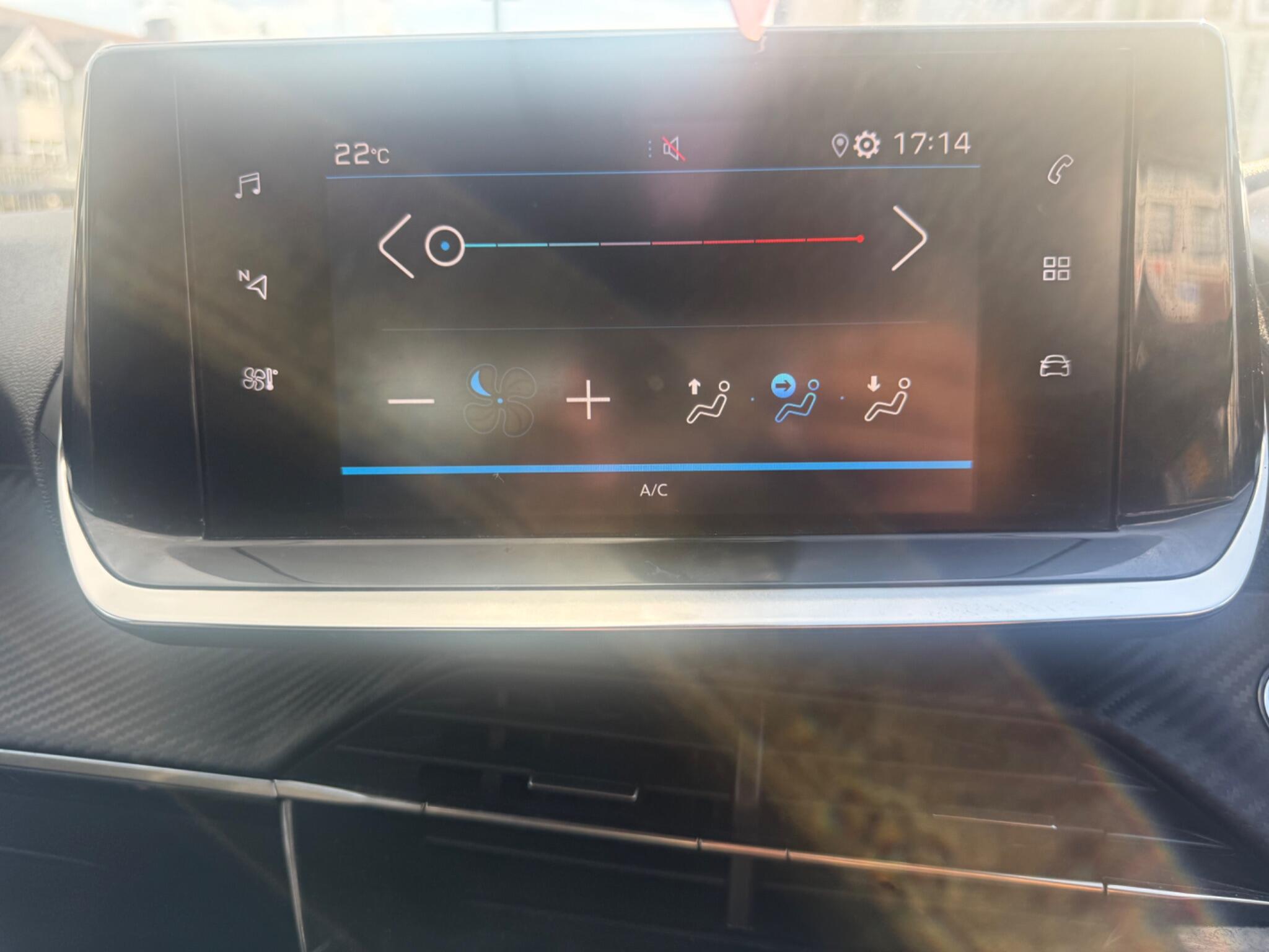 Peugeot 208 view 13