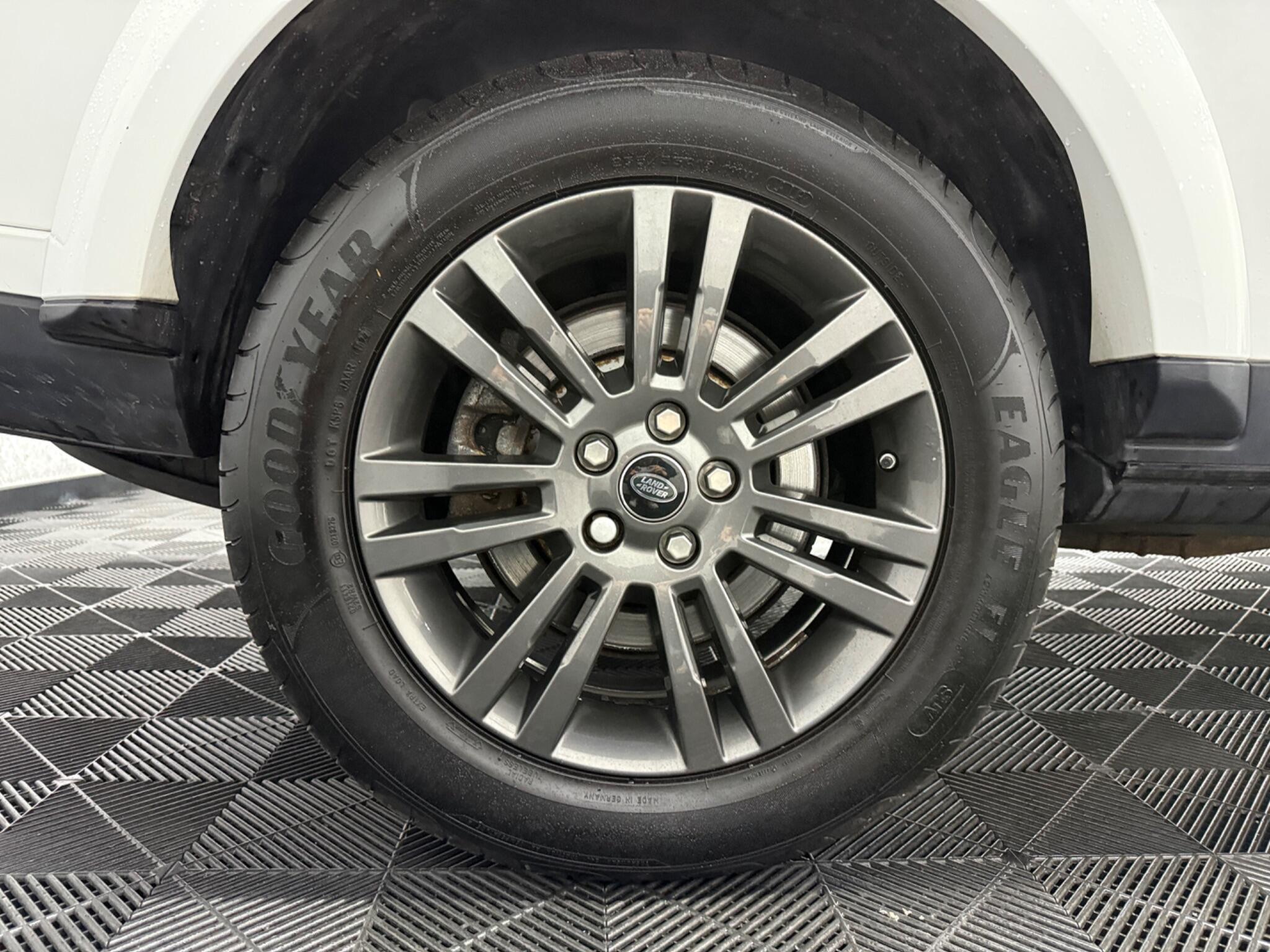 Land Rover Discovery 4 view 27