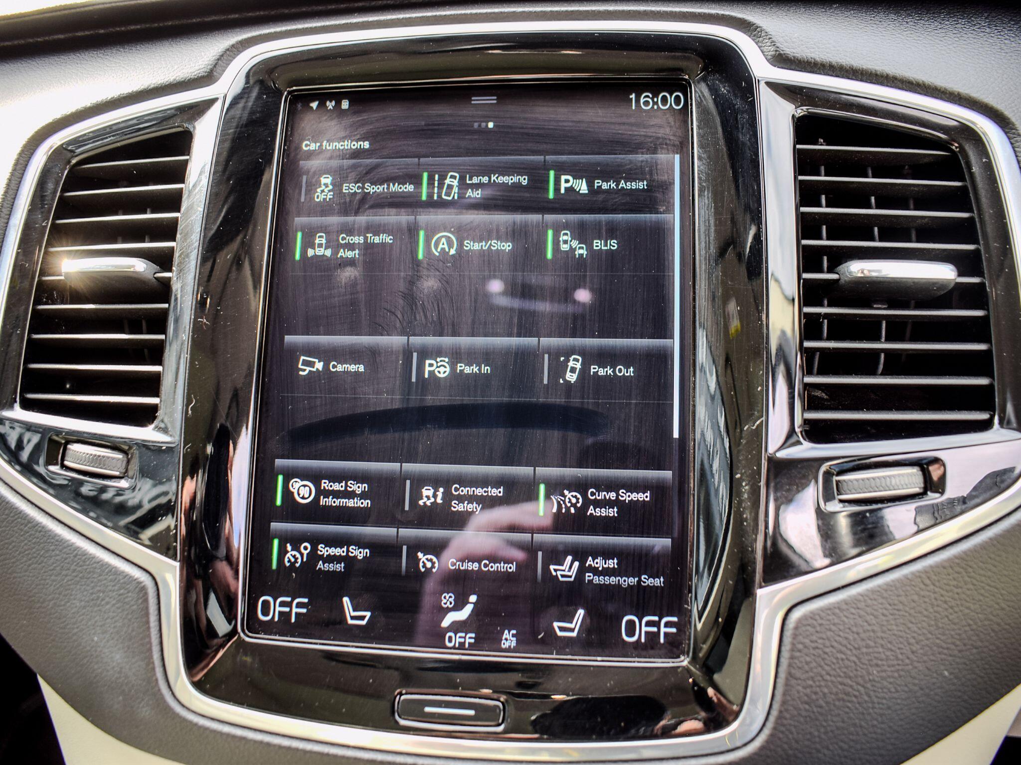 Volvo XC90 view 16