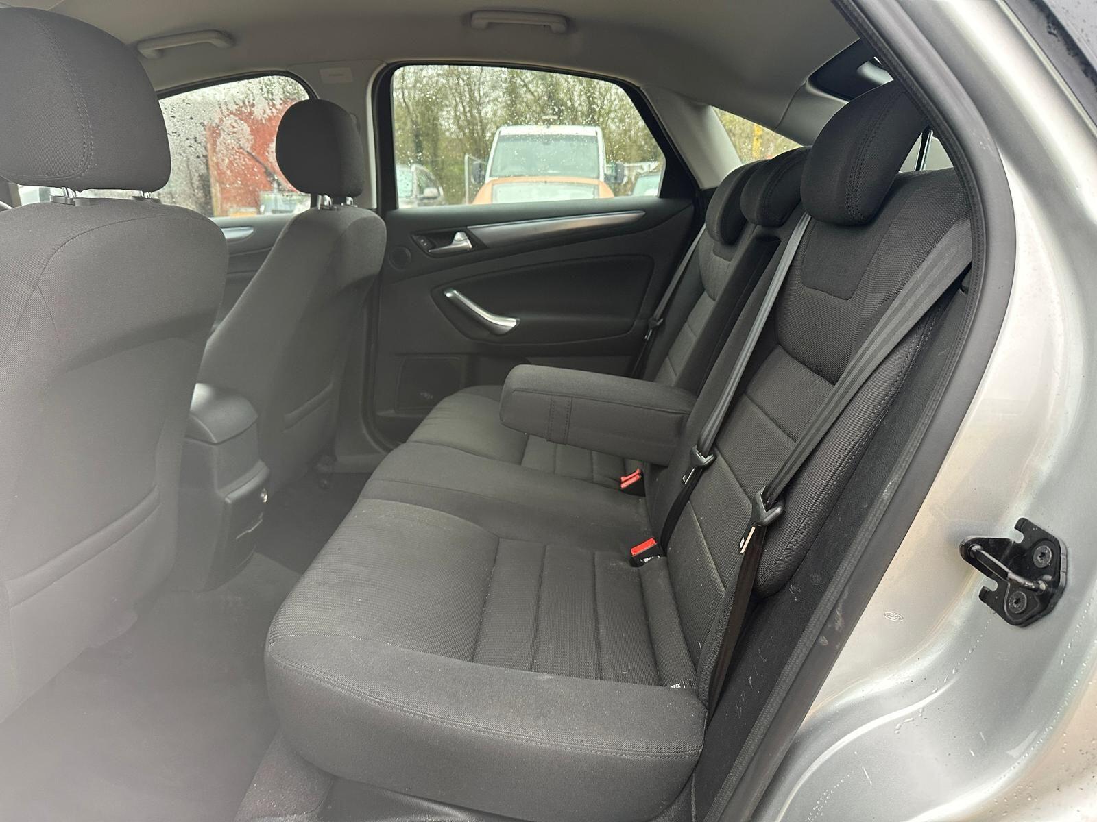 Ford Mondeo view 8