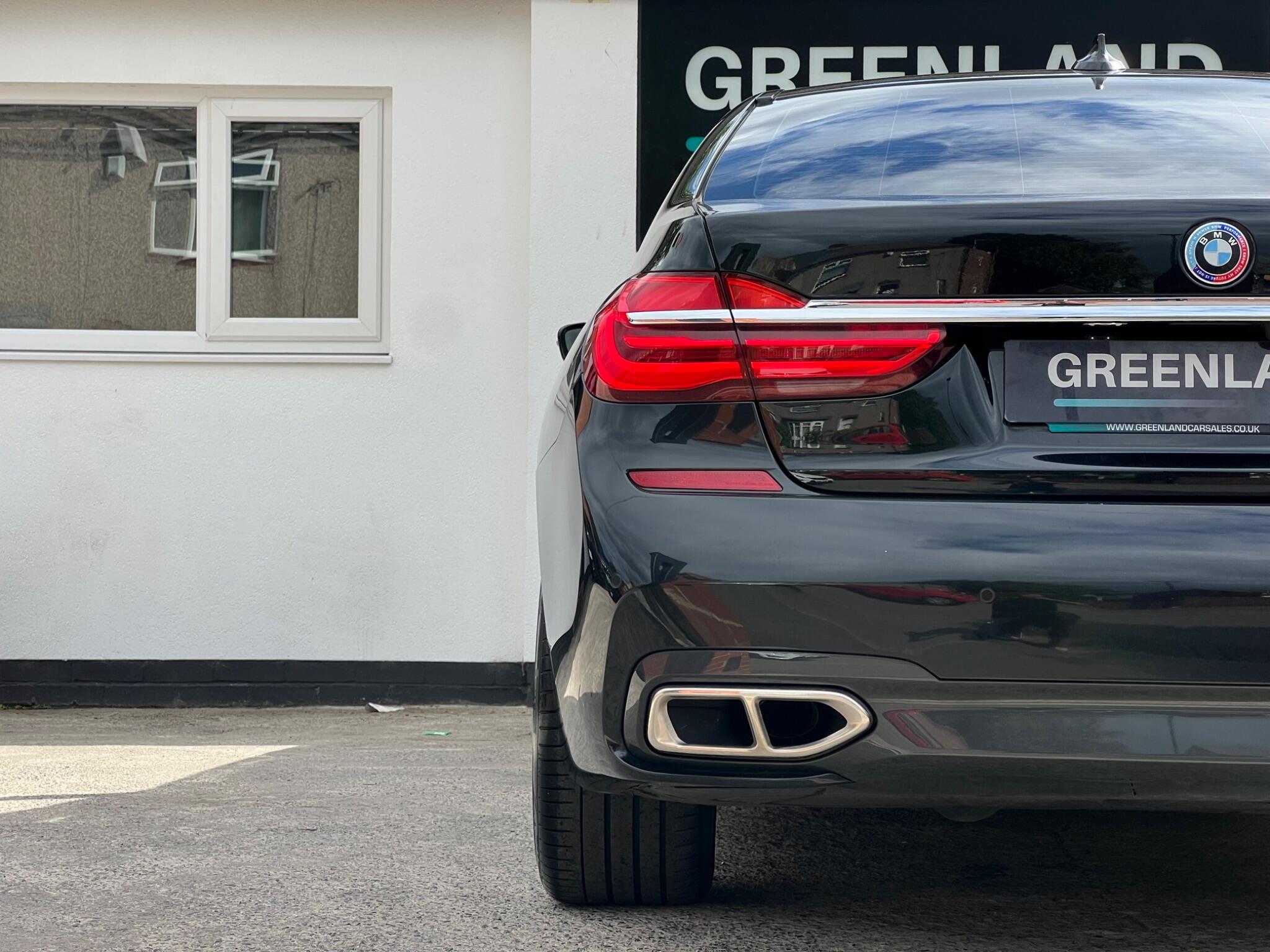 BMW 7 Series view 25