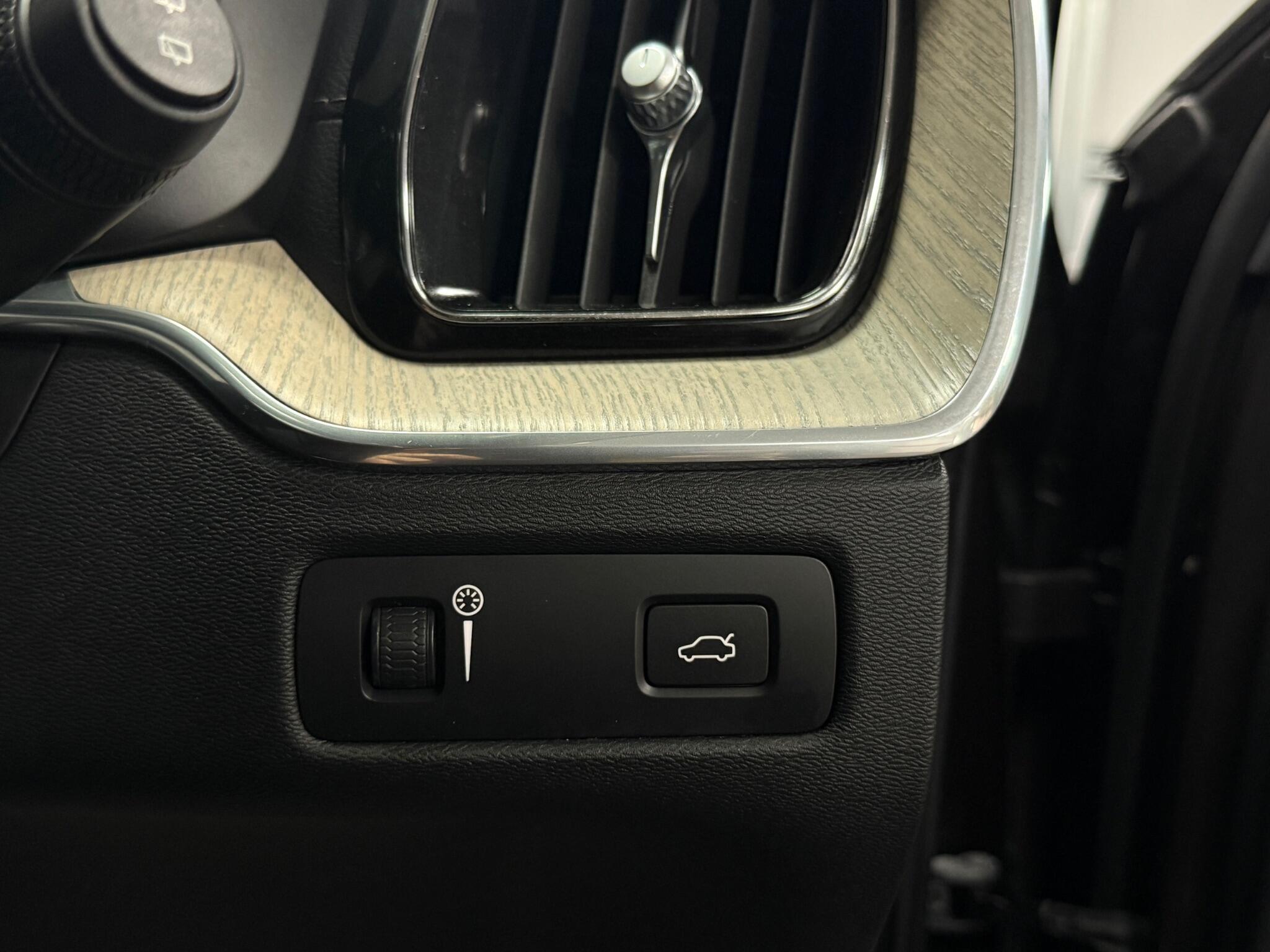 Volvo XC60 view 26
