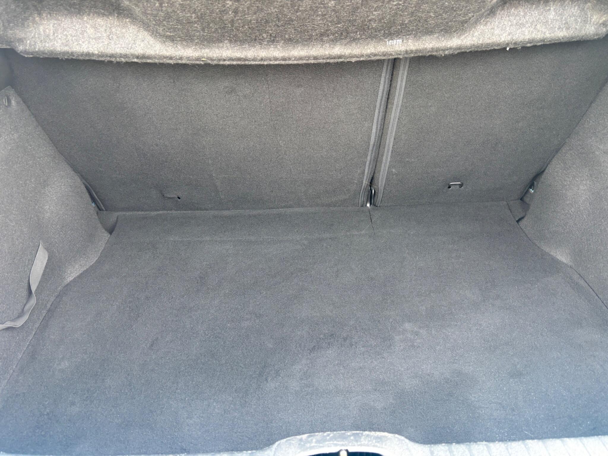 Peugeot 208 view 16