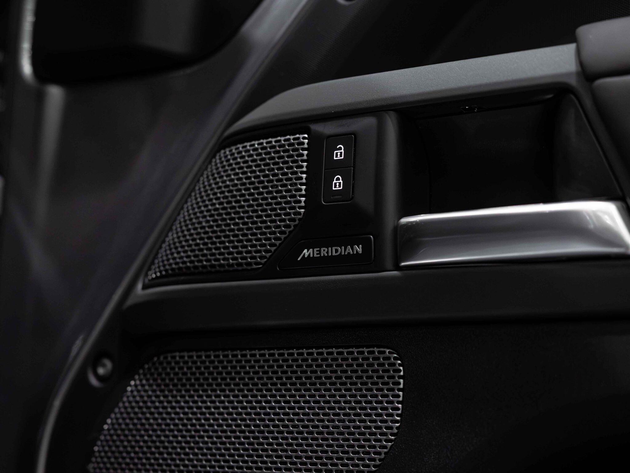 Land Rover Defender 110 view 27