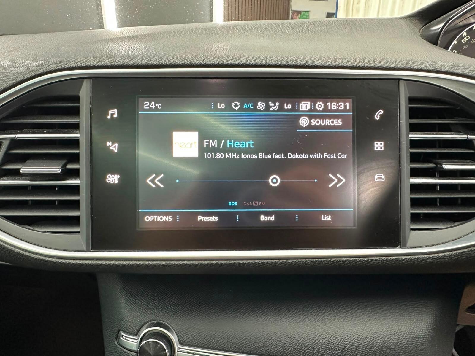 Peugeot 308 view 45