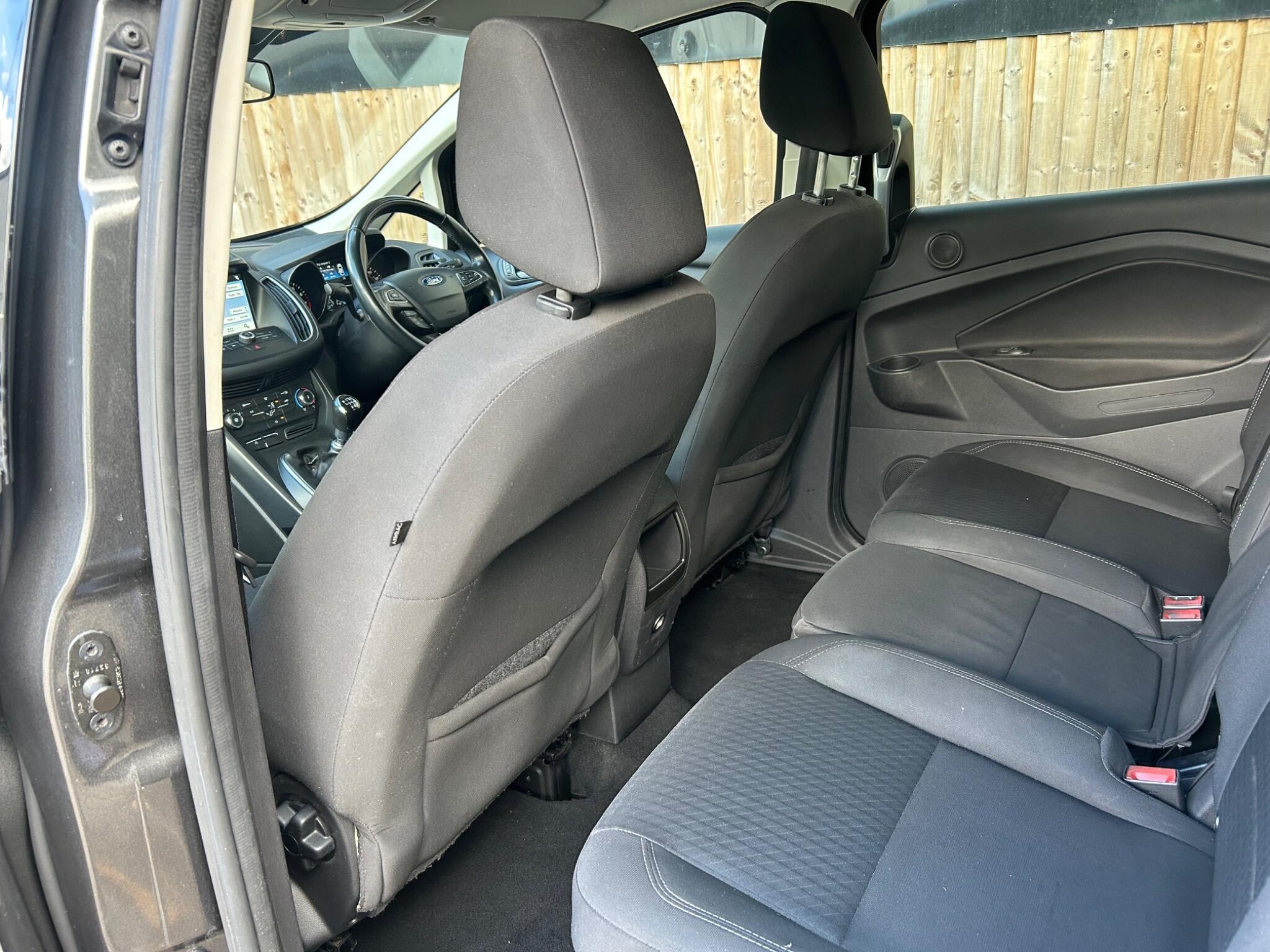 Ford Grand C-Max view 25