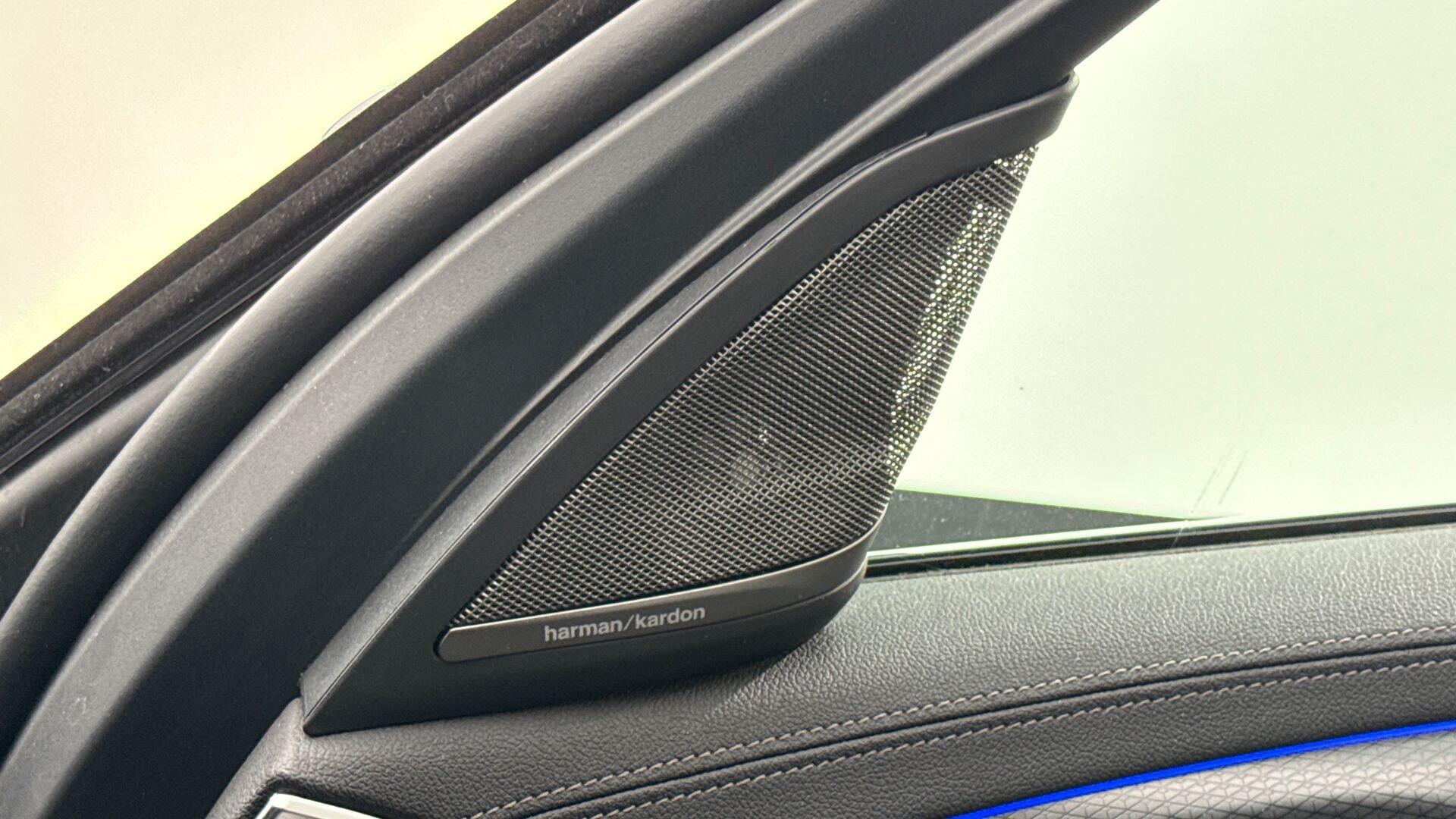BMW 5 Series view 21