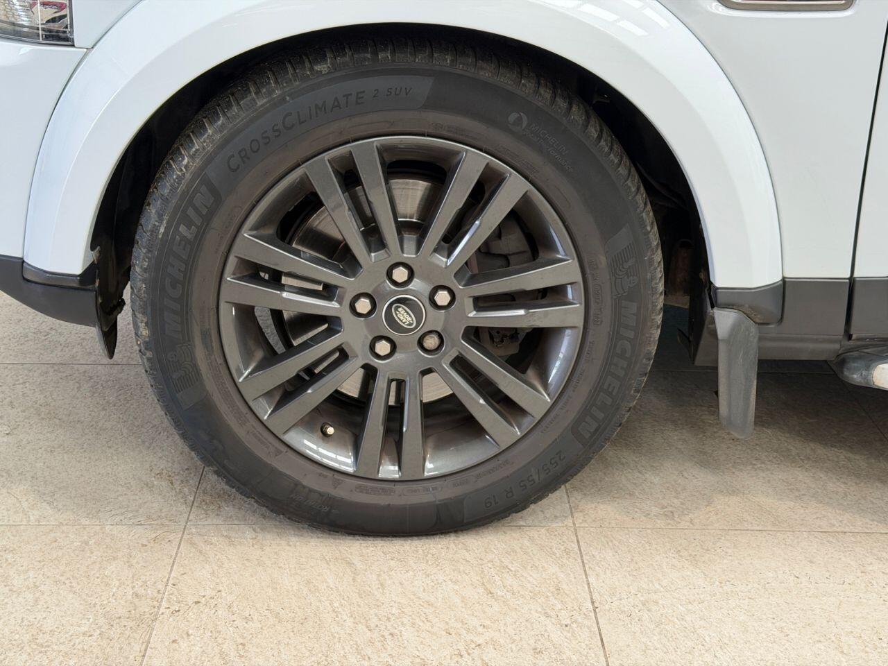 Land Rover Discovery 4 view 19