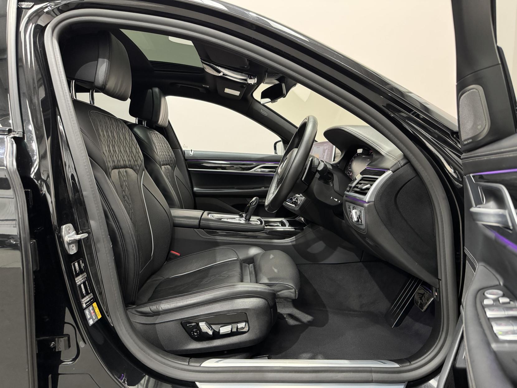 BMW 7 Series view 23