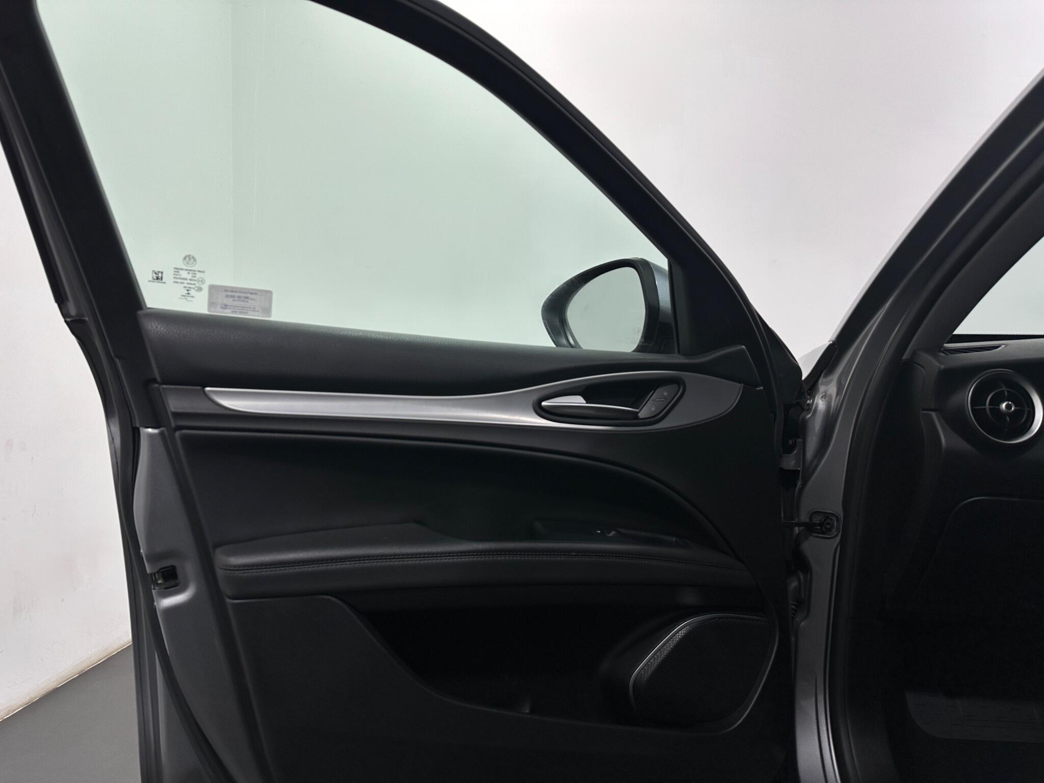 Alfa Romeo Stelvio view 36