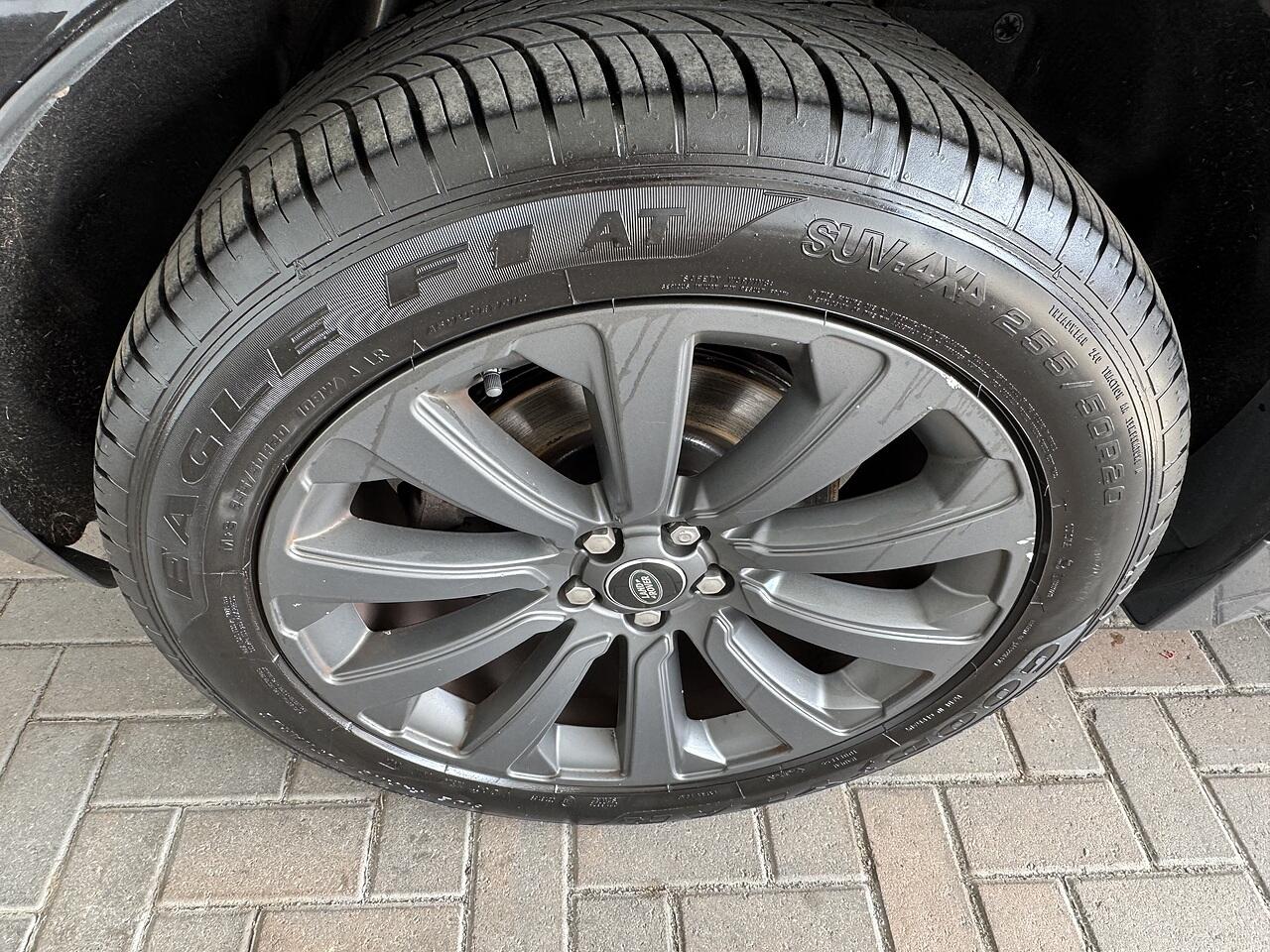 Land Rover Range Rover Velar view 29