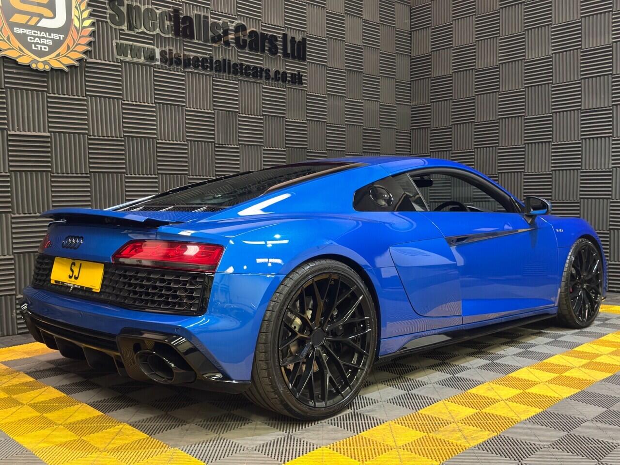 Audi R8 view 6