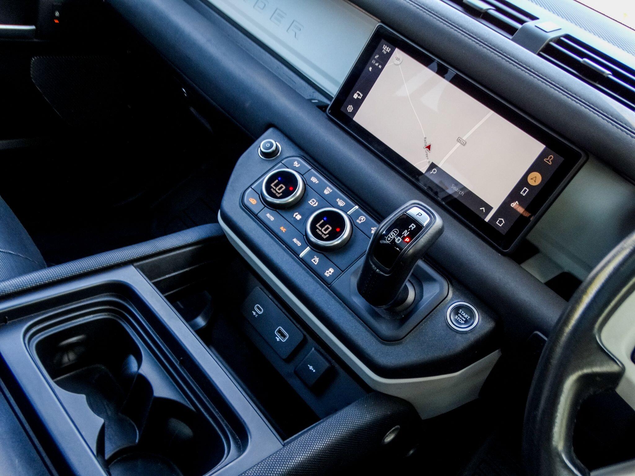 Land Rover Defender 90 view 6