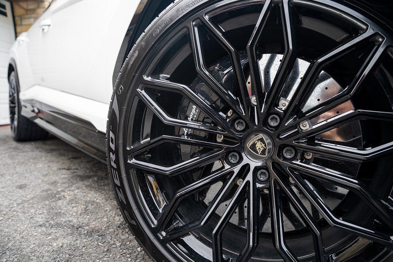 Lamborghini Urus view 29