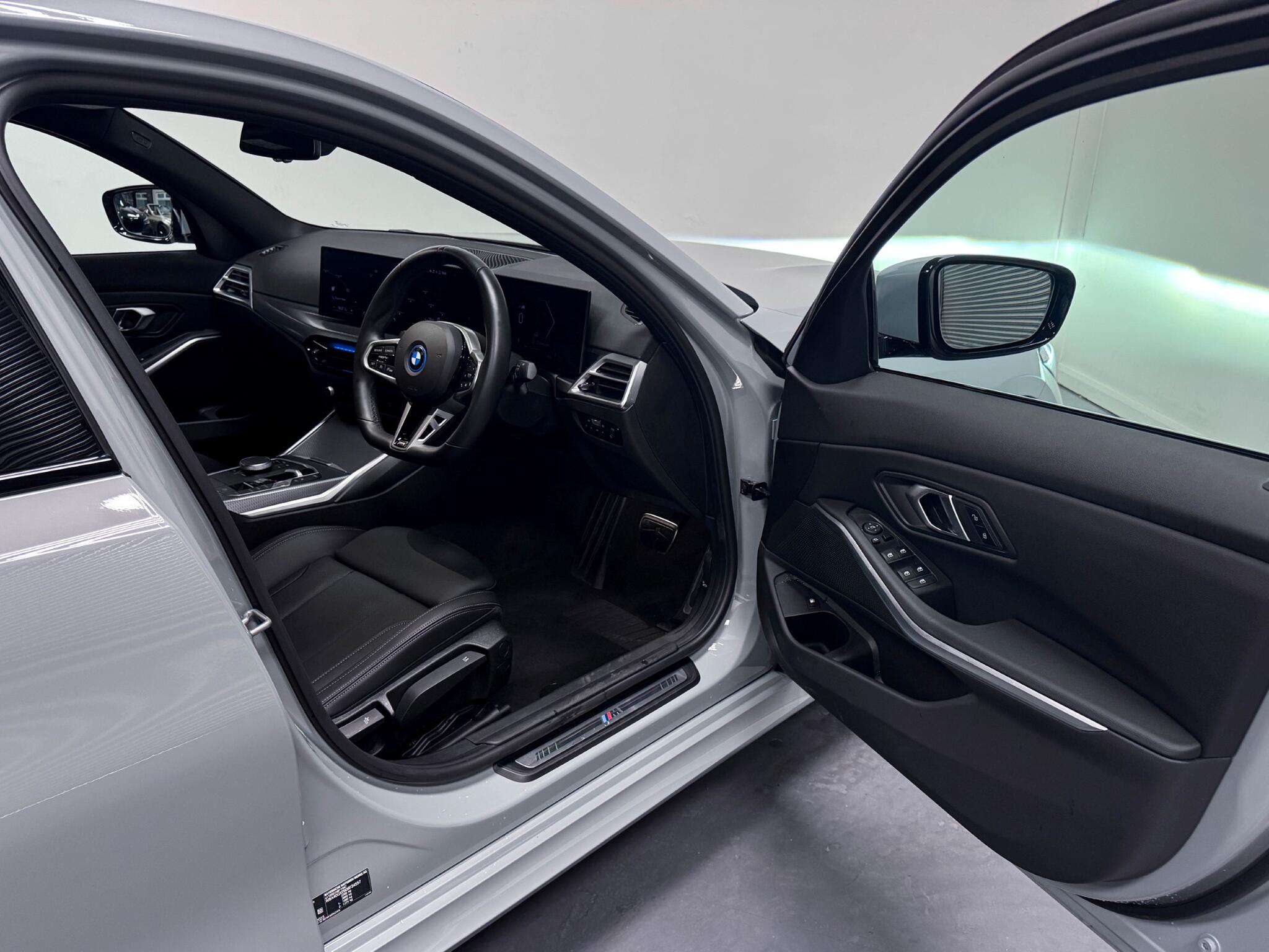 BMW 3 Series view 23