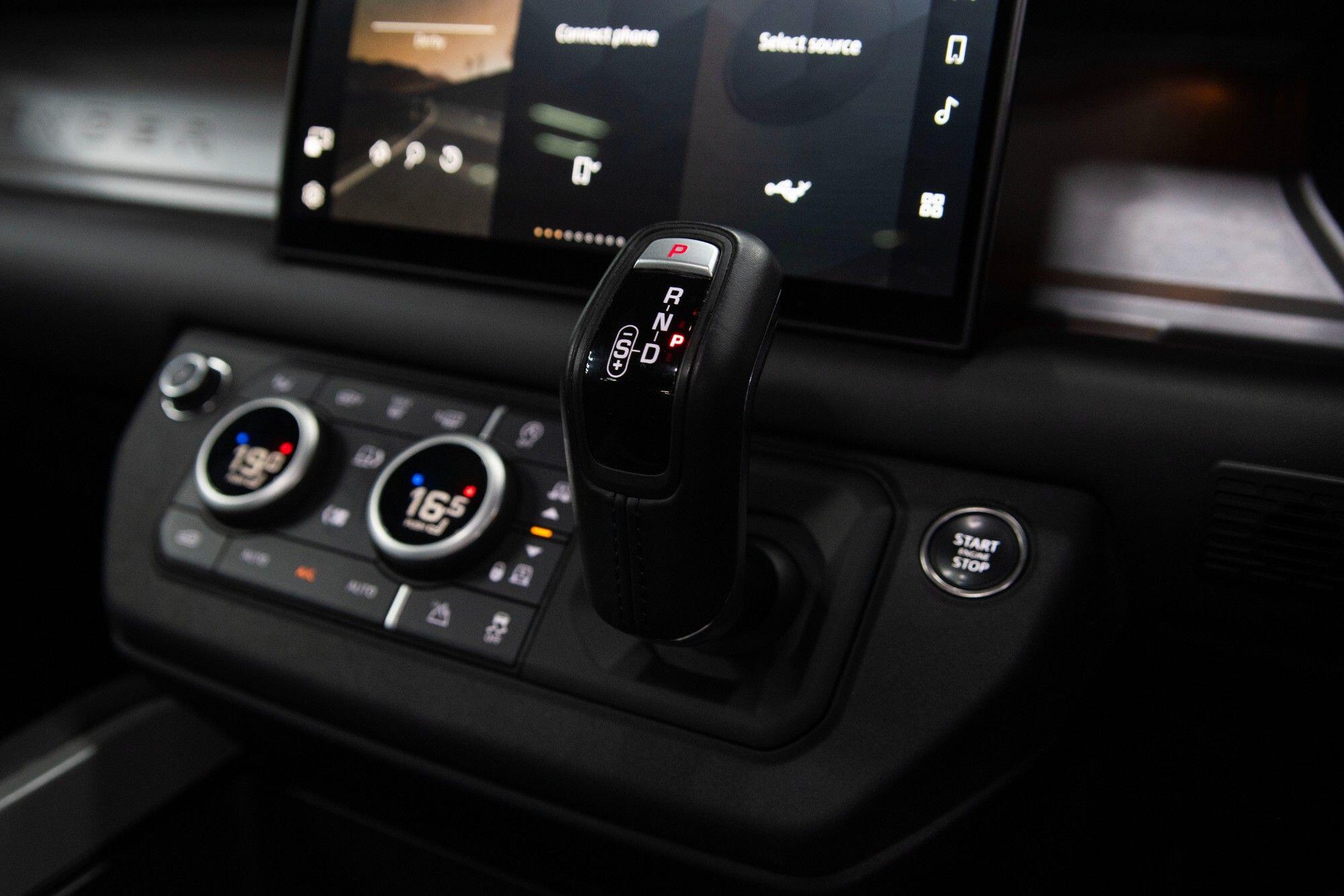 Land Rover Defender 110 view 31