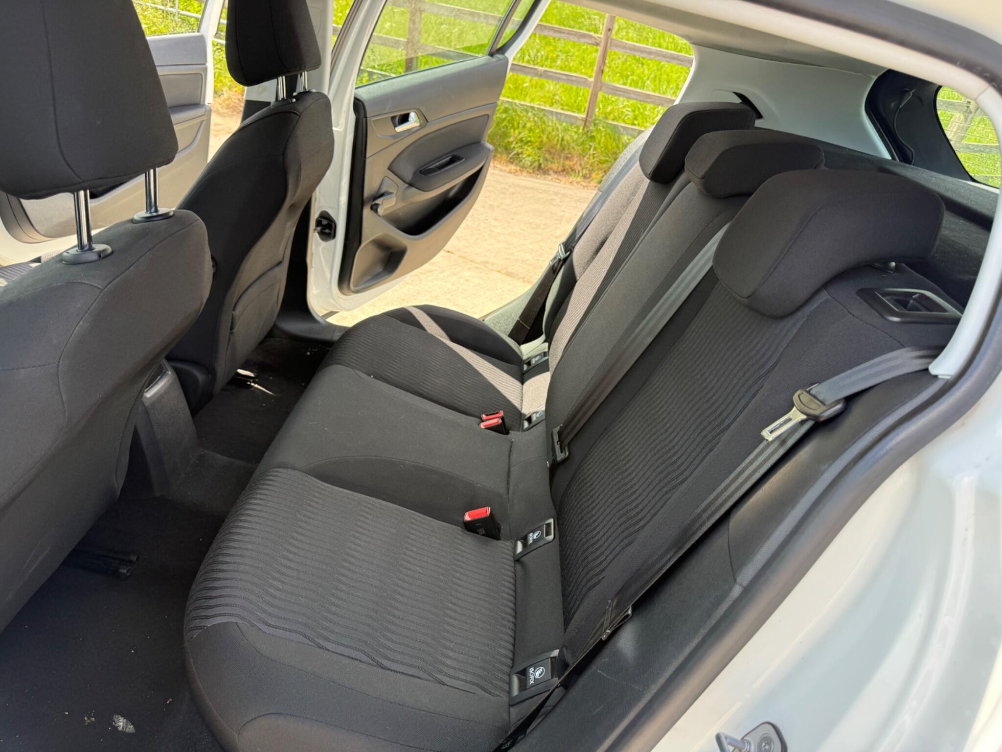 Peugeot 308 1.2 PureTech Access Euro 6 (s/s) 5dr — photo 39 of 100