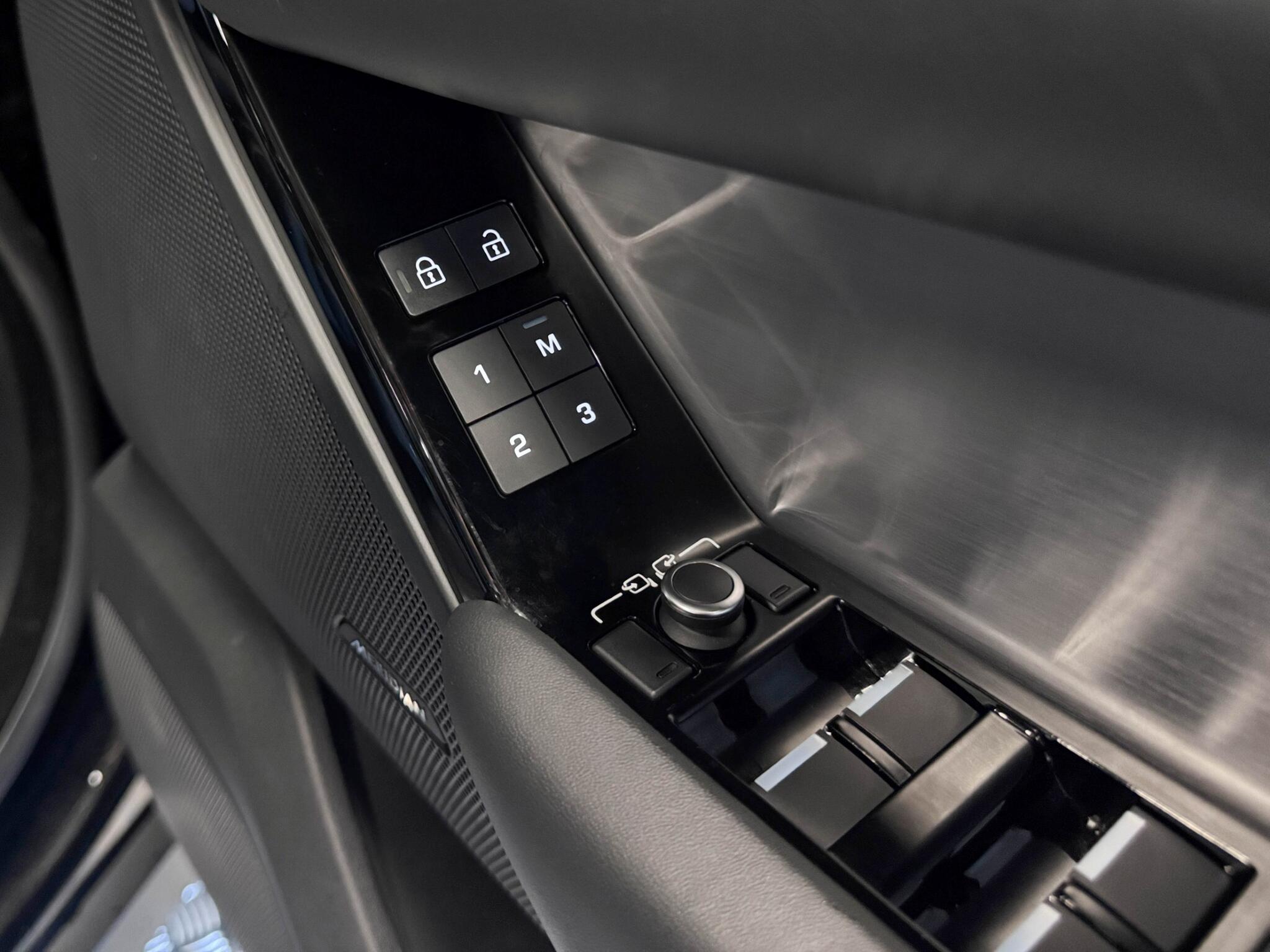 Land Rover Range Rover Velar view 16