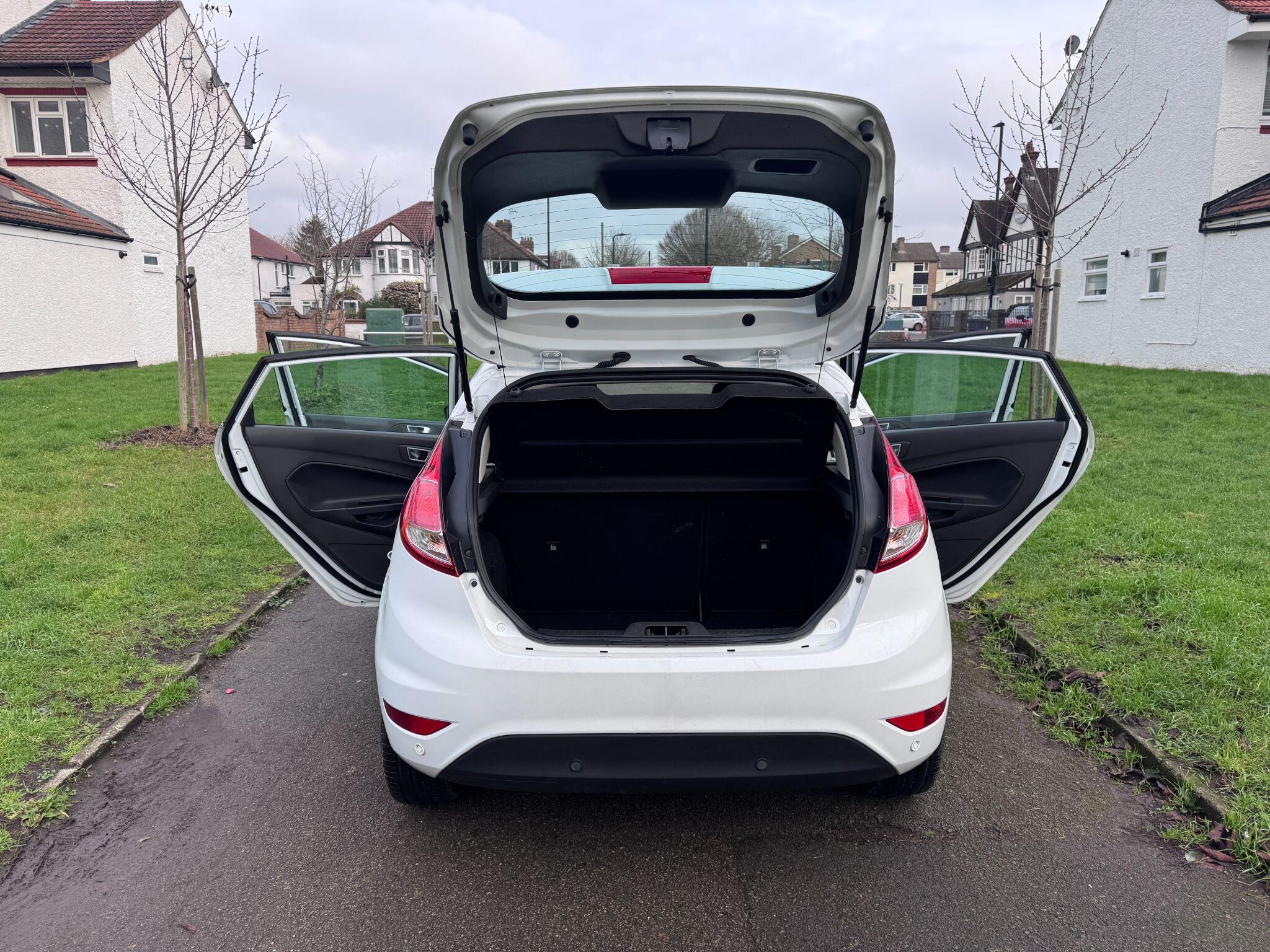 2016 Ford Fiesta image 31