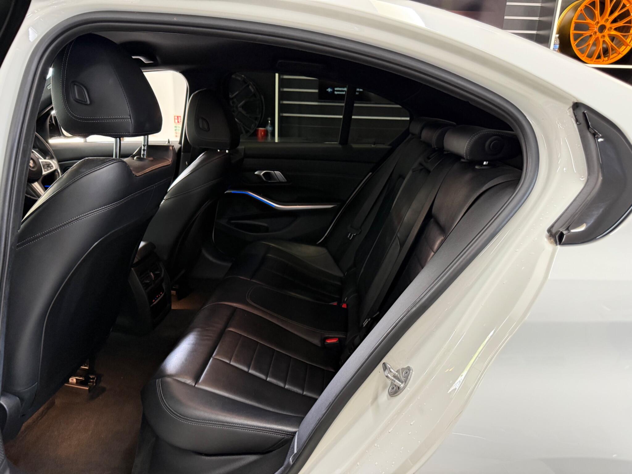 BMW 3 Series view 28